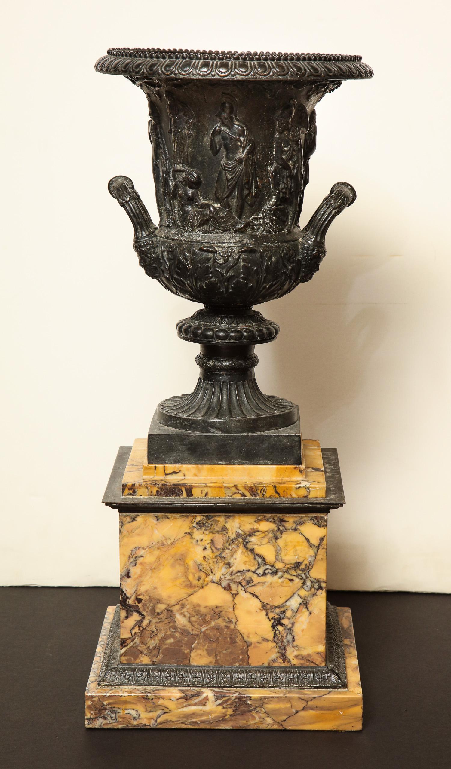 Paar Medici-Urnen aus Bronze und Siena-Marmor (Italienisch) im Angebot