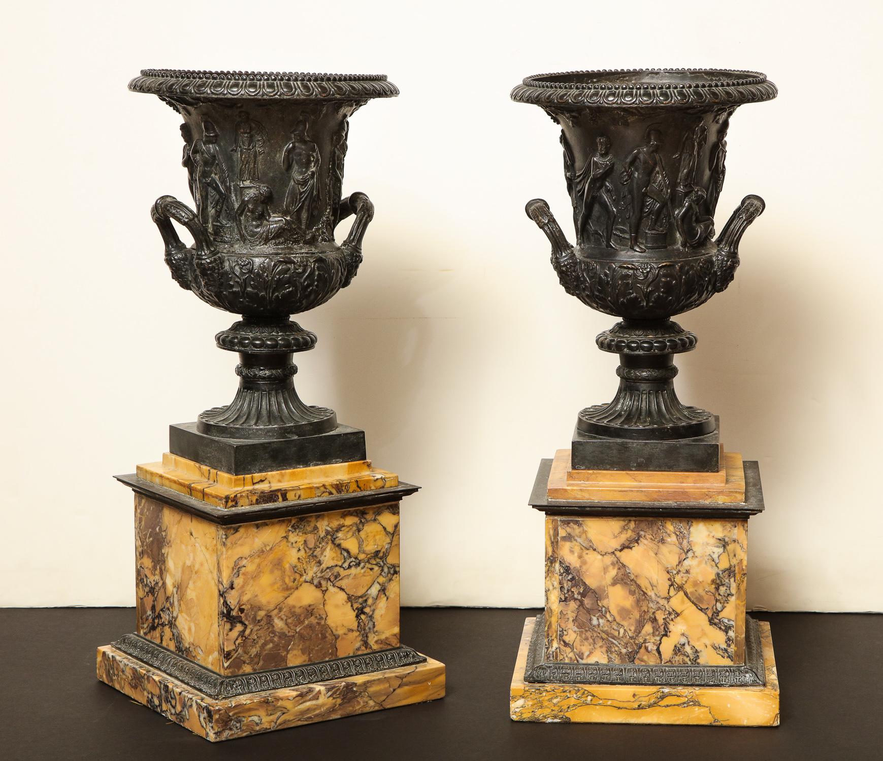 Paar Medici-Urnen aus Bronze und Siena-Marmor im Zustand „Gut“ im Angebot in New York, NY