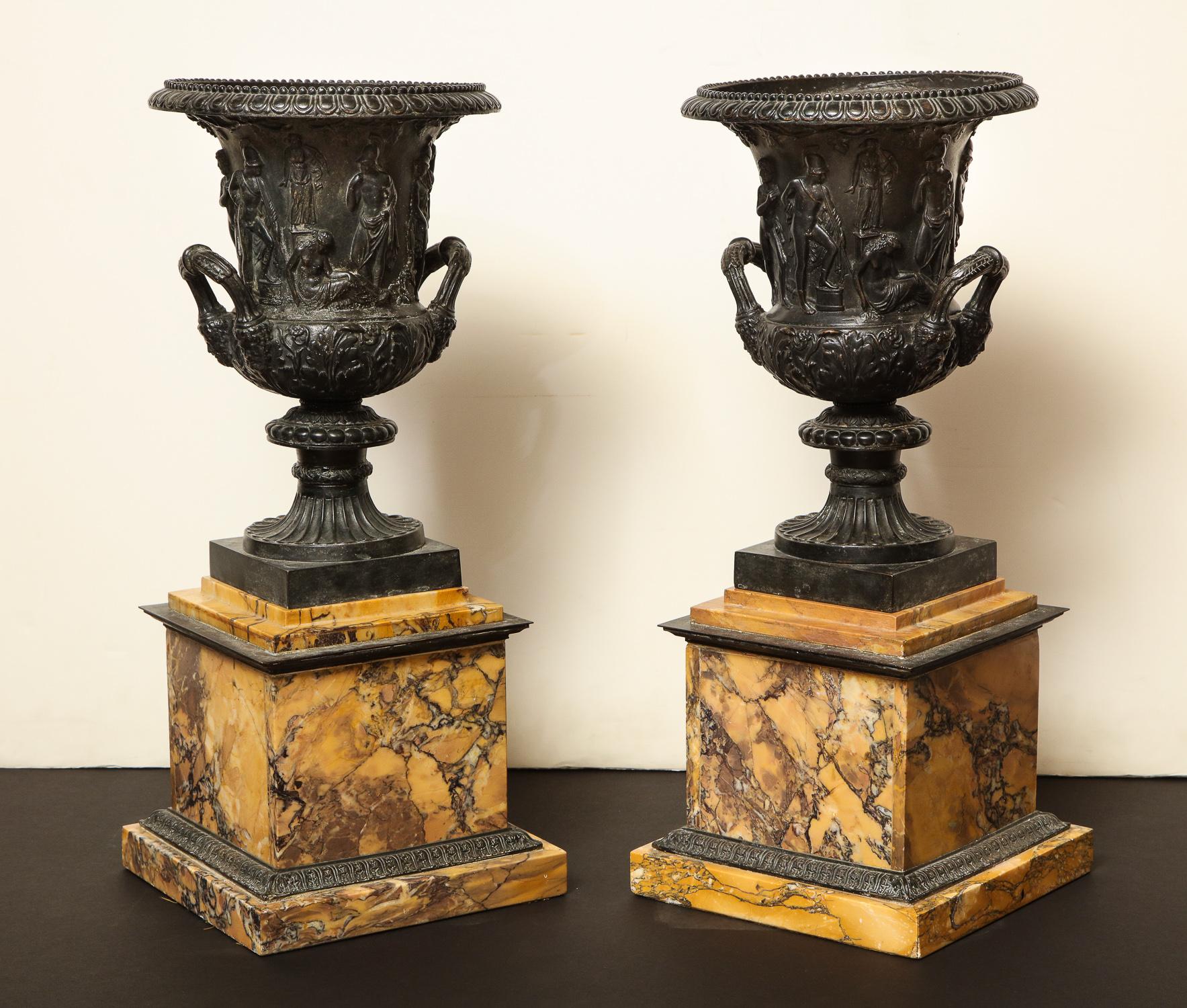 Paar Medici-Urnen aus Bronze und Siena-Marmor (19. Jahrhundert) im Angebot
