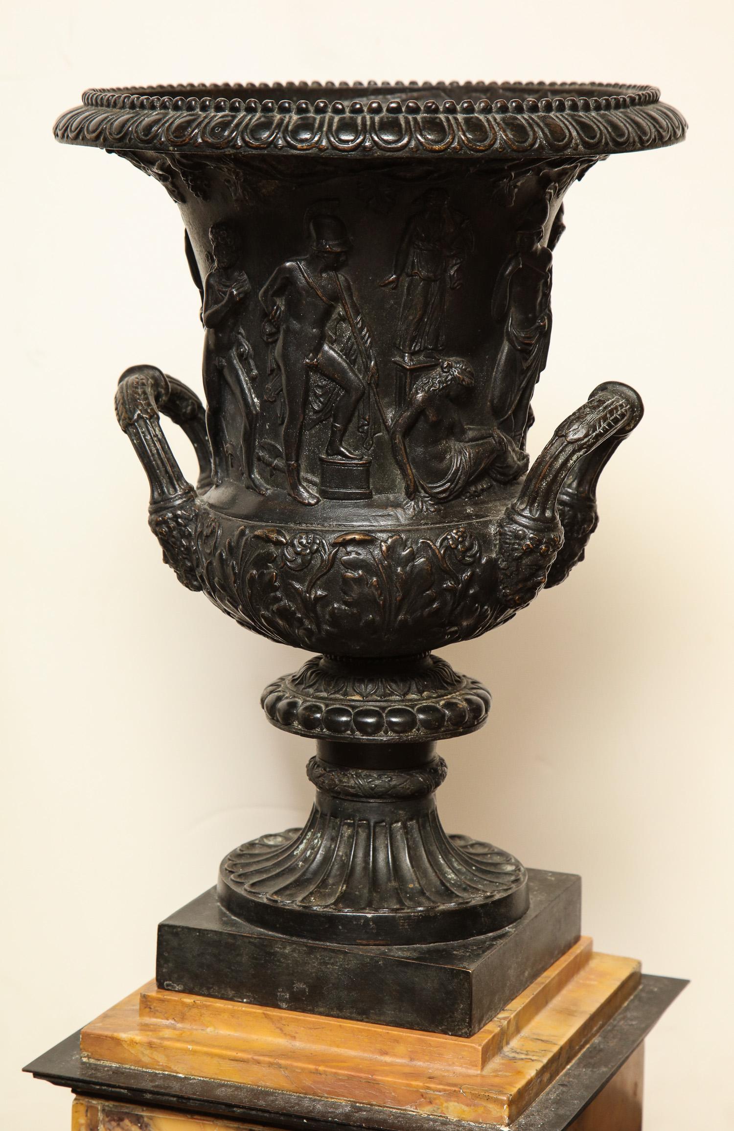 Paar Medici-Urnen aus Bronze und Siena-Marmor im Angebot 2