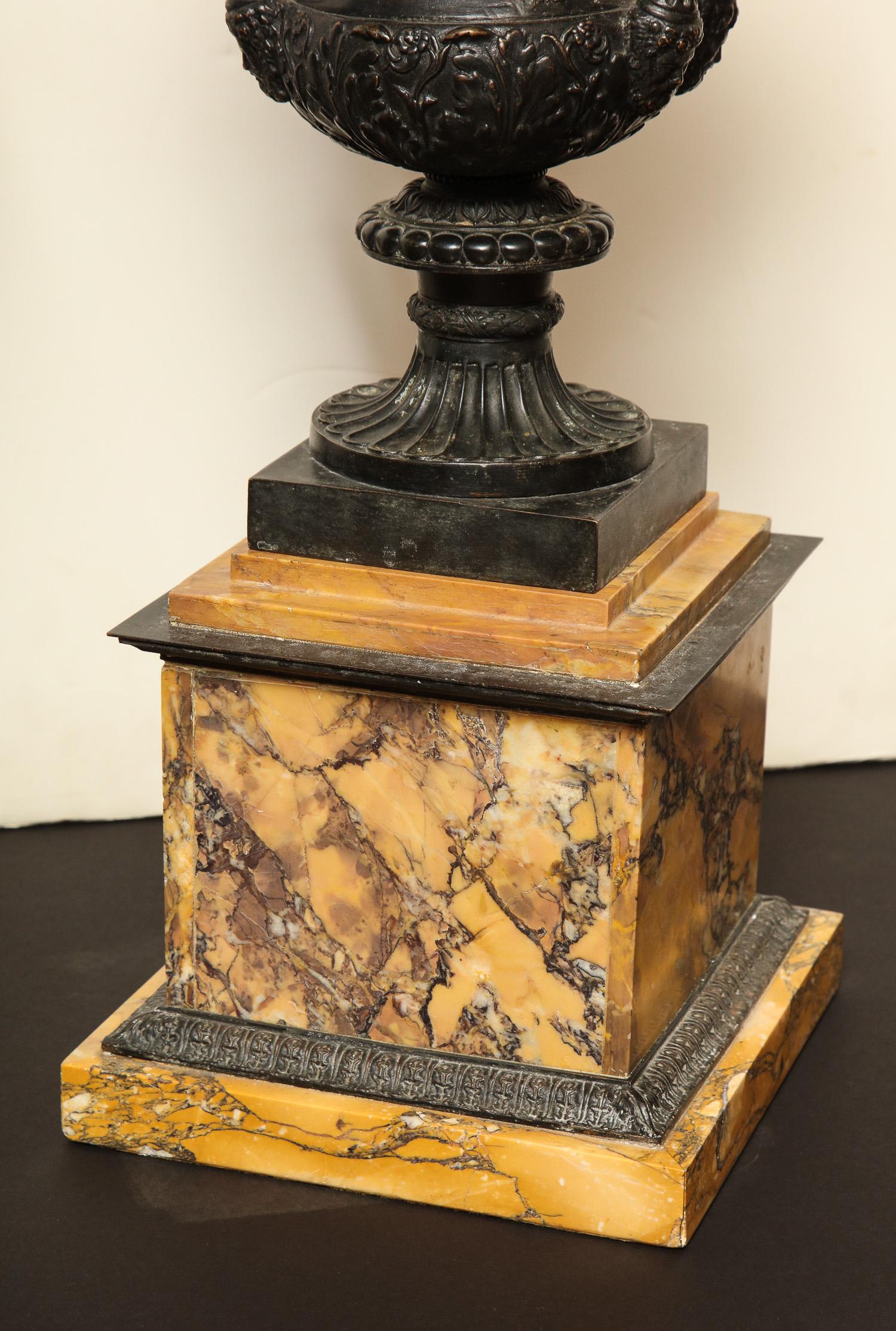 Paar Medici-Urnen aus Bronze und Siena-Marmor im Angebot 3