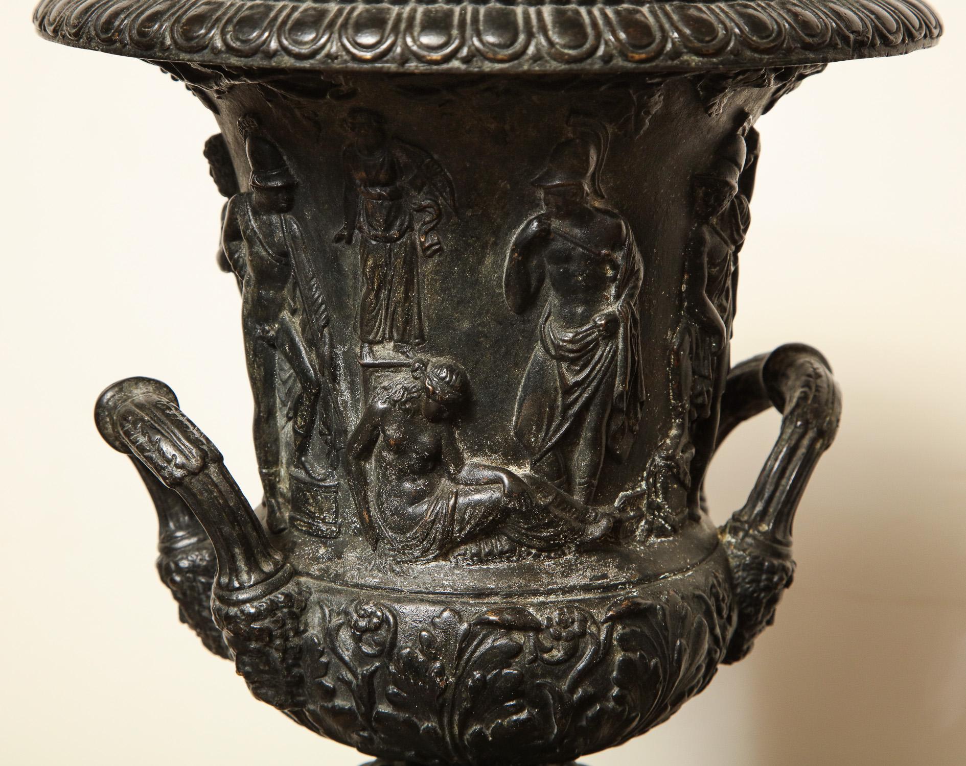 Paar Medici-Urnen aus Bronze und Siena-Marmor im Angebot 4
