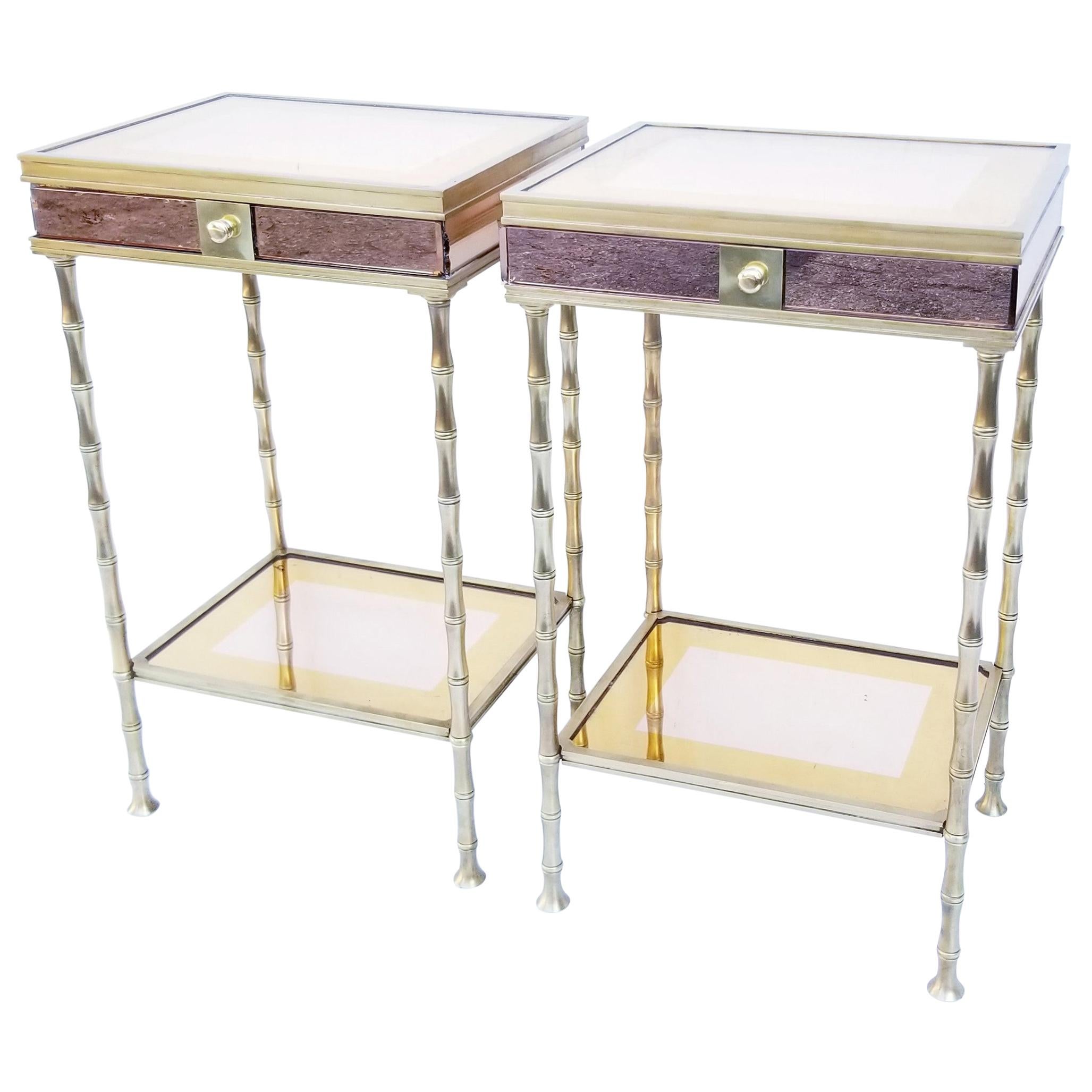Paire de tables d'appoint en bronze et miroirs bicolores