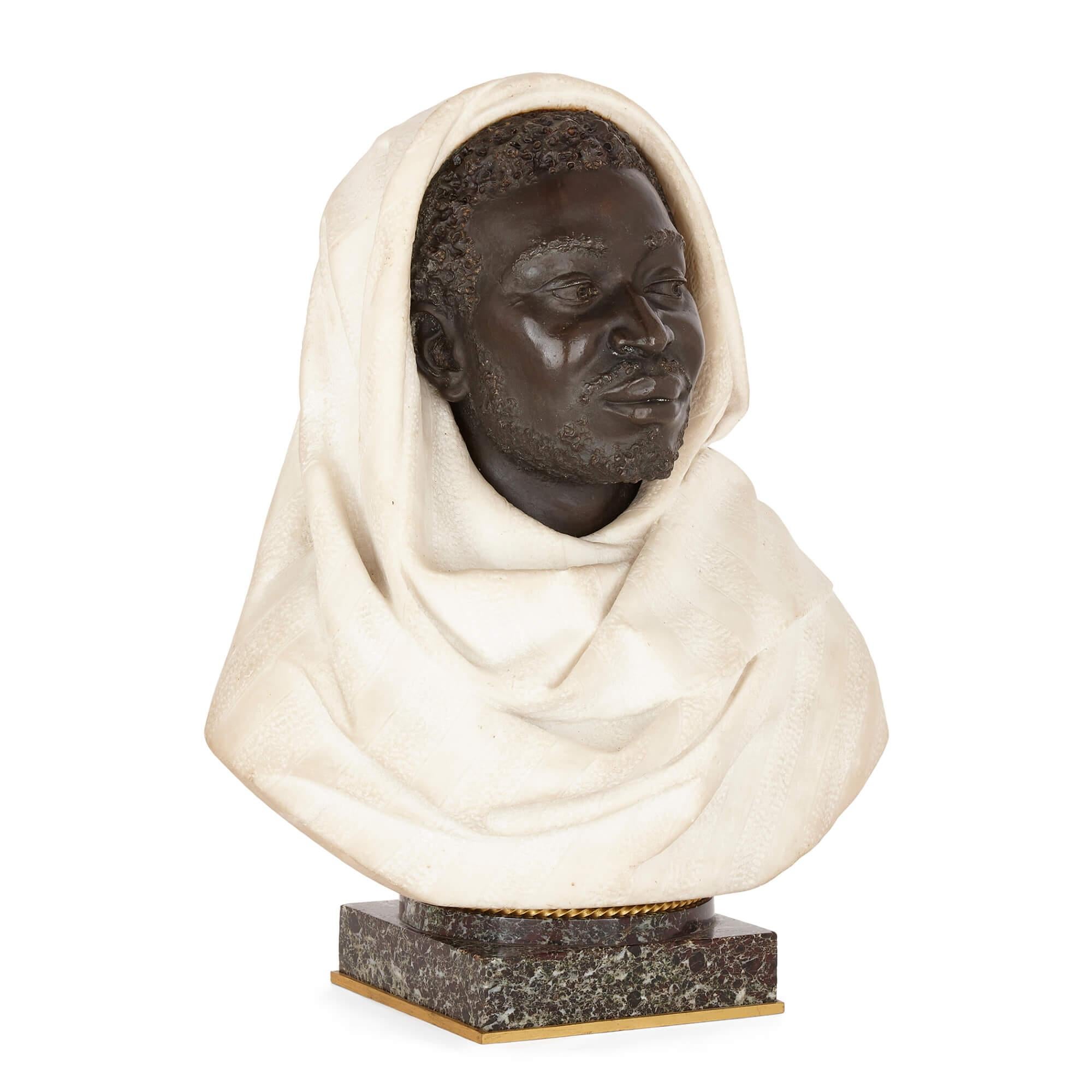 Français Paire de bustes en bronze et marbre blanc d'un homme et d'une femme nord-africains en vente