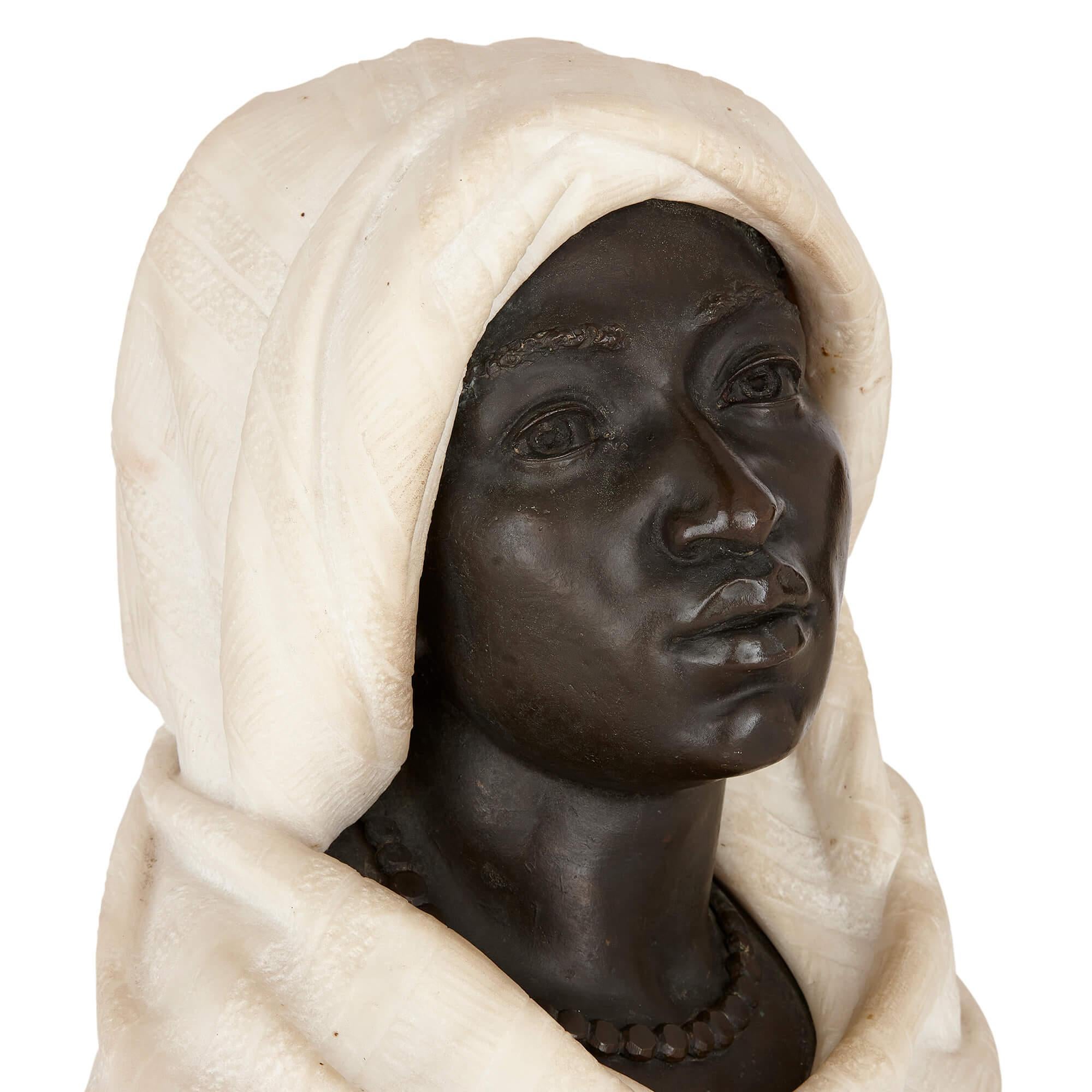 Paar Bronze- und weiße Marmorbüsten eines nordafrikanischen Mannes und einer Frau (Patiniert) im Angebot