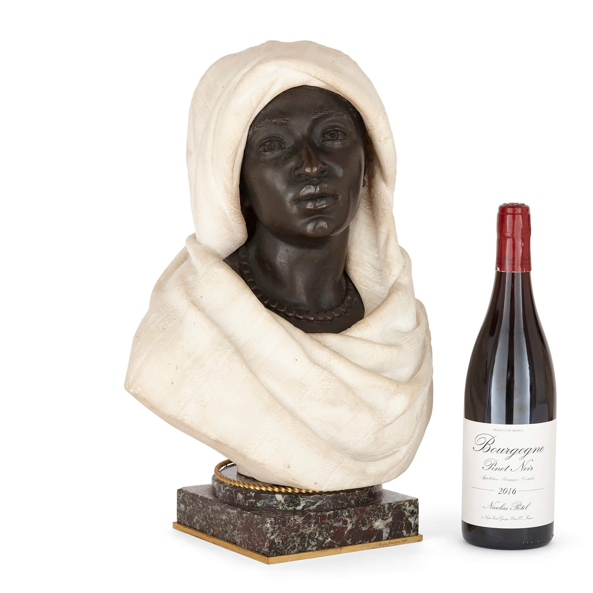 Paire de bustes en bronze et marbre blanc d'un homme et d'une femme nord-africains en vente 1