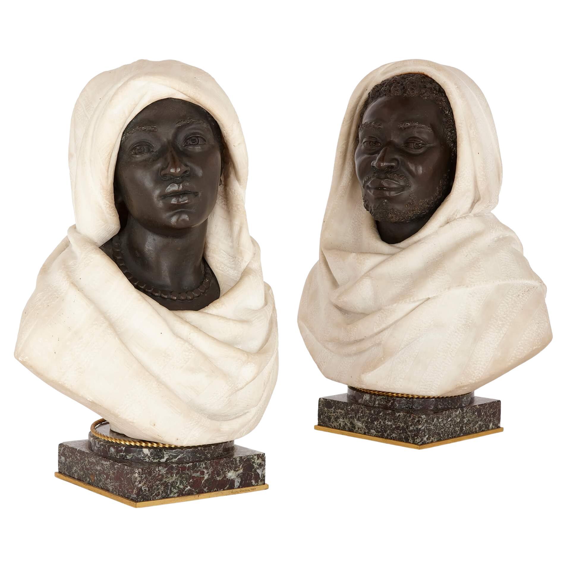 Paire de bustes en bronze et marbre blanc d'un homme et d'une femme nord-africains en vente