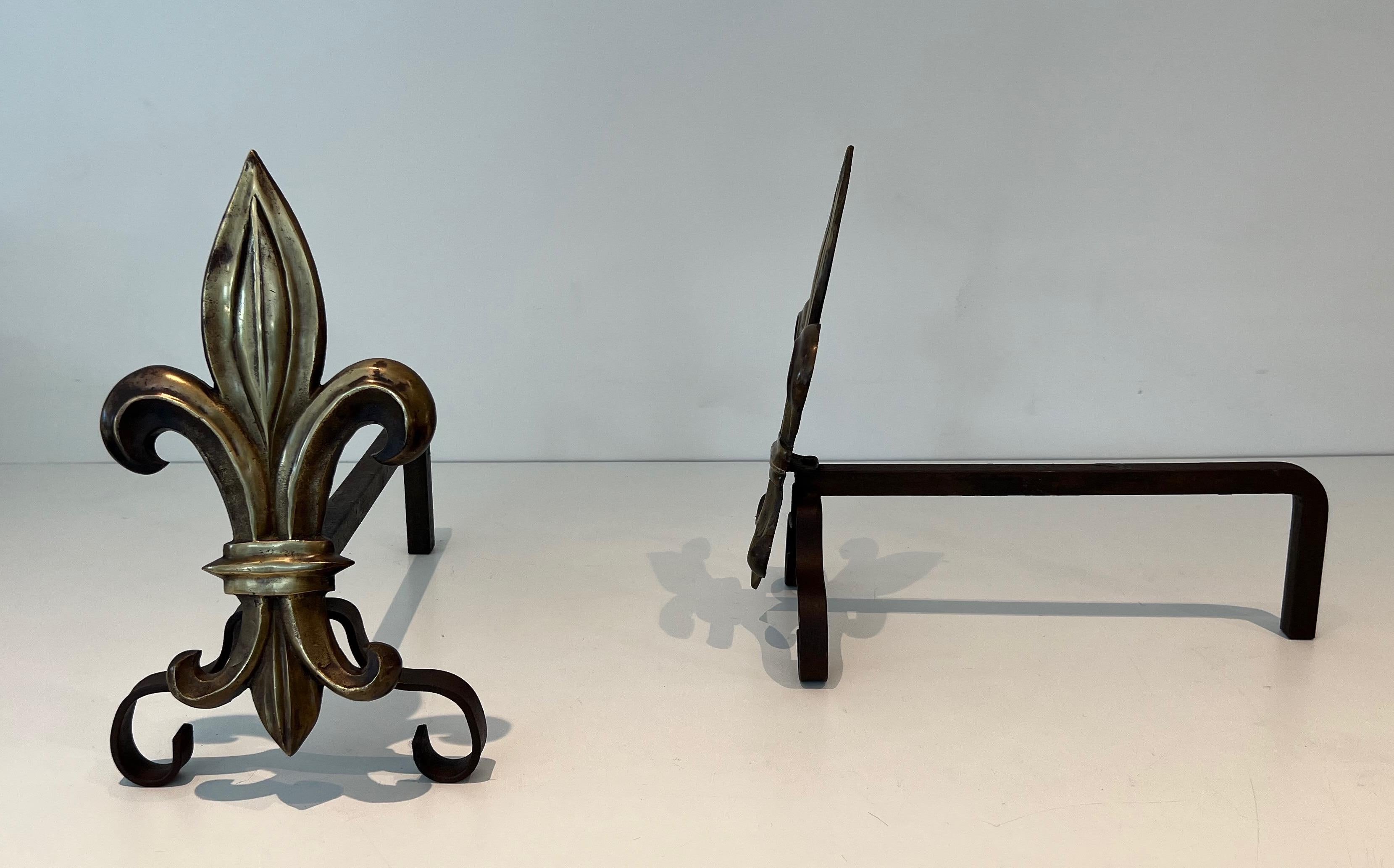 Milieu du XXe siècle Paire de chenets en bronze et fer forgé avec une fleur de lys en vente