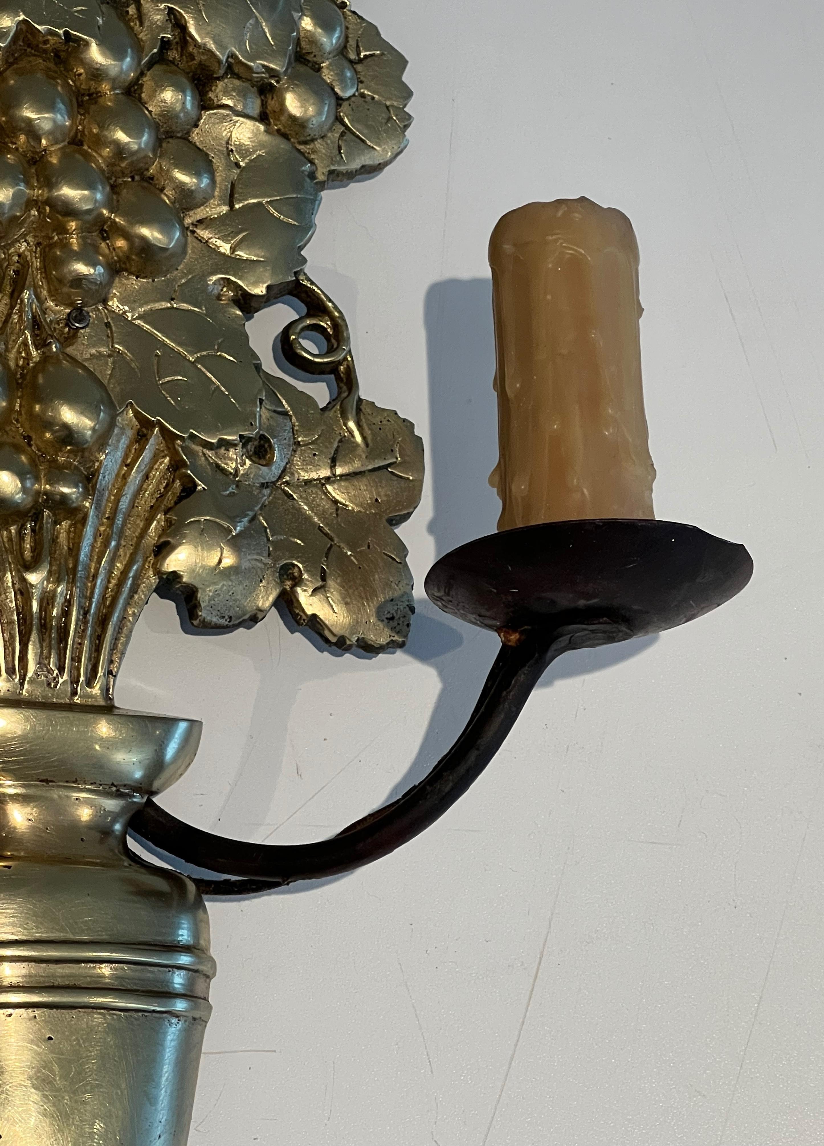 Pareja de apliques de bronce y hierro forjado que representan un frutero en venta 3