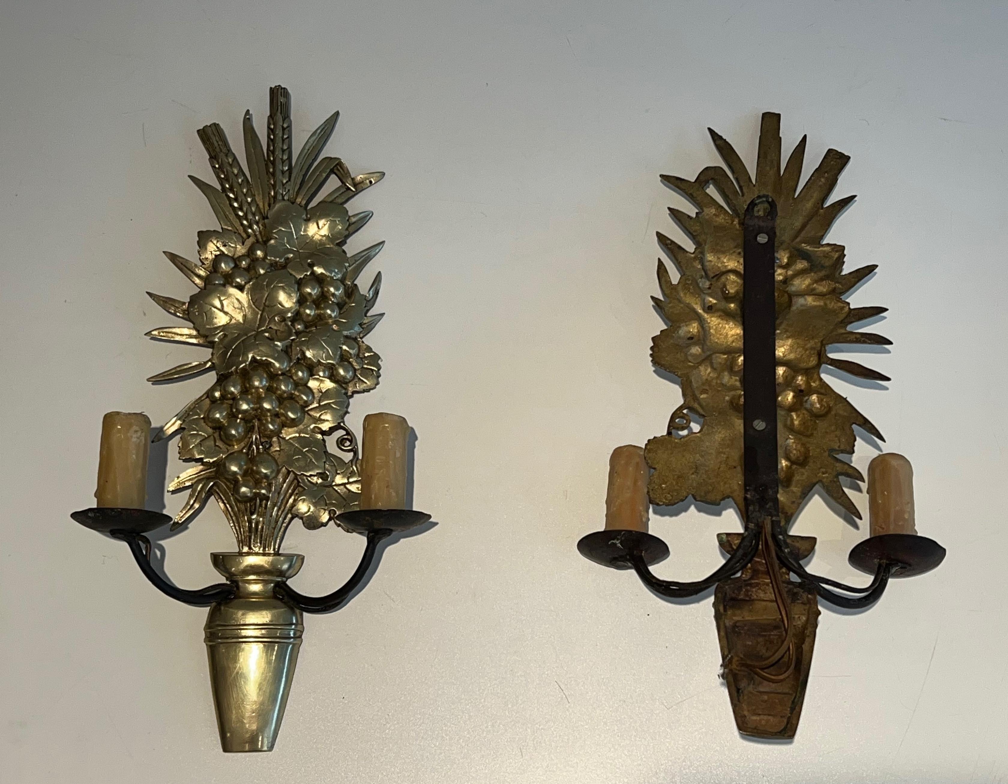 Pareja de apliques de bronce y hierro forjado que representan un frutero en venta 4