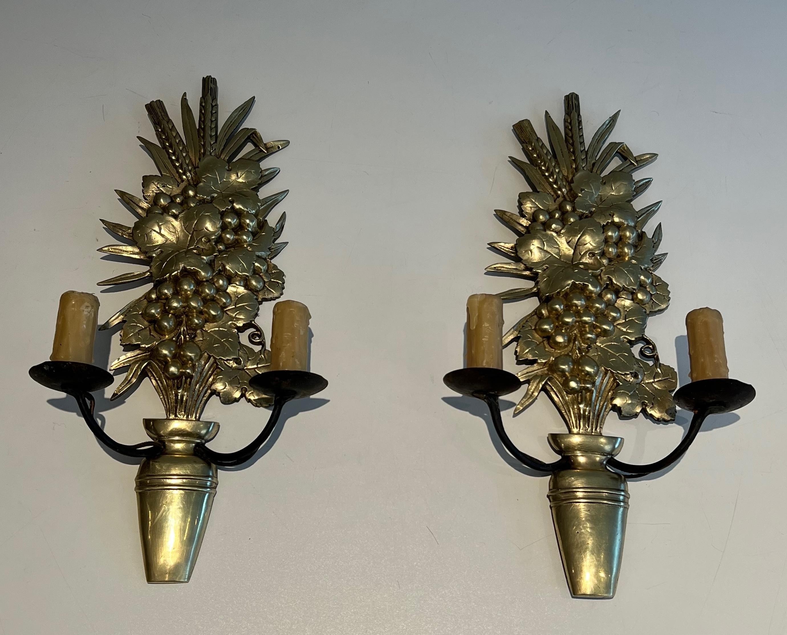 Pareja de apliques de bronce y hierro forjado que representan un frutero en venta 5