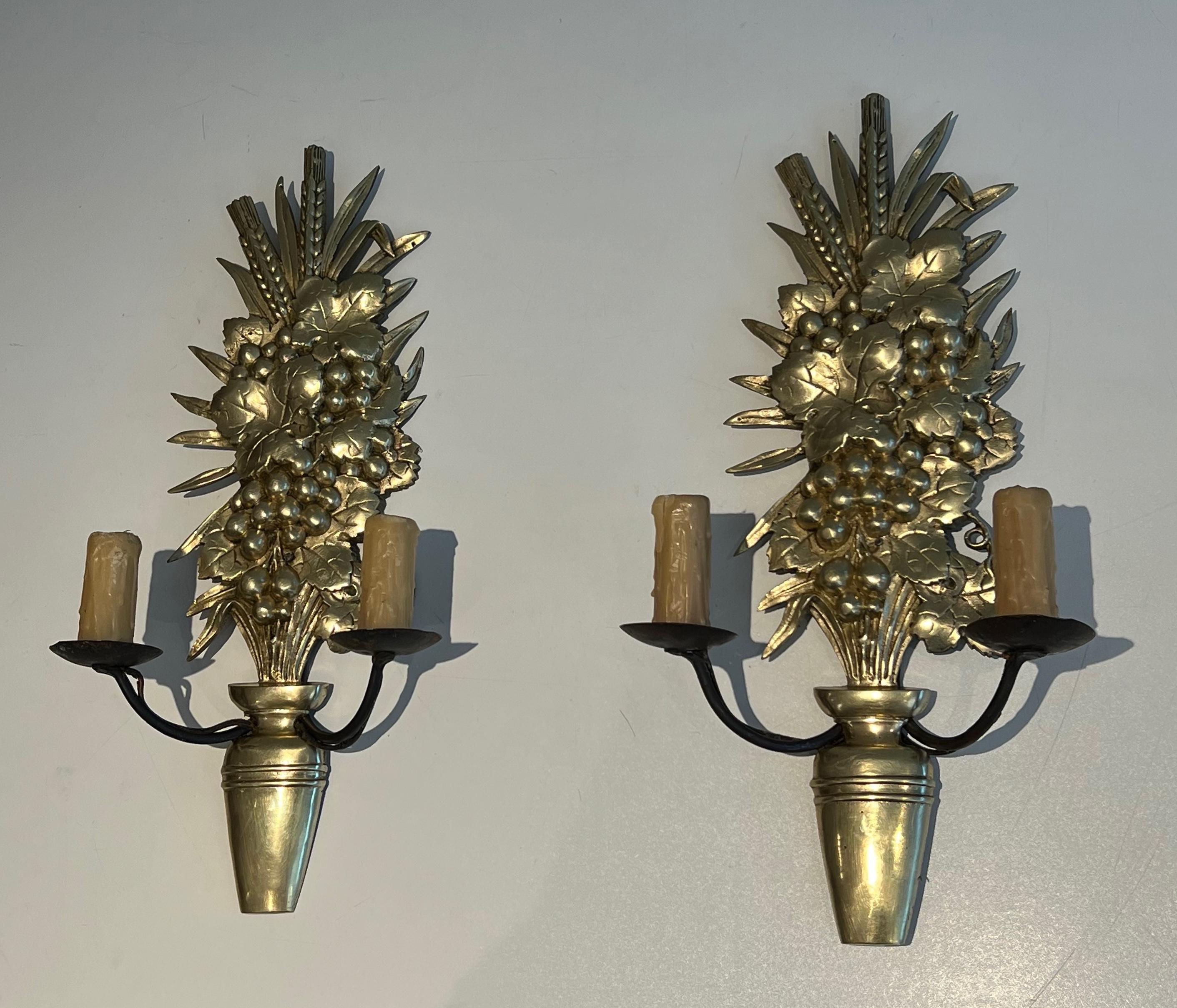 Pareja de apliques de bronce y hierro forjado que representan un frutero en venta 6