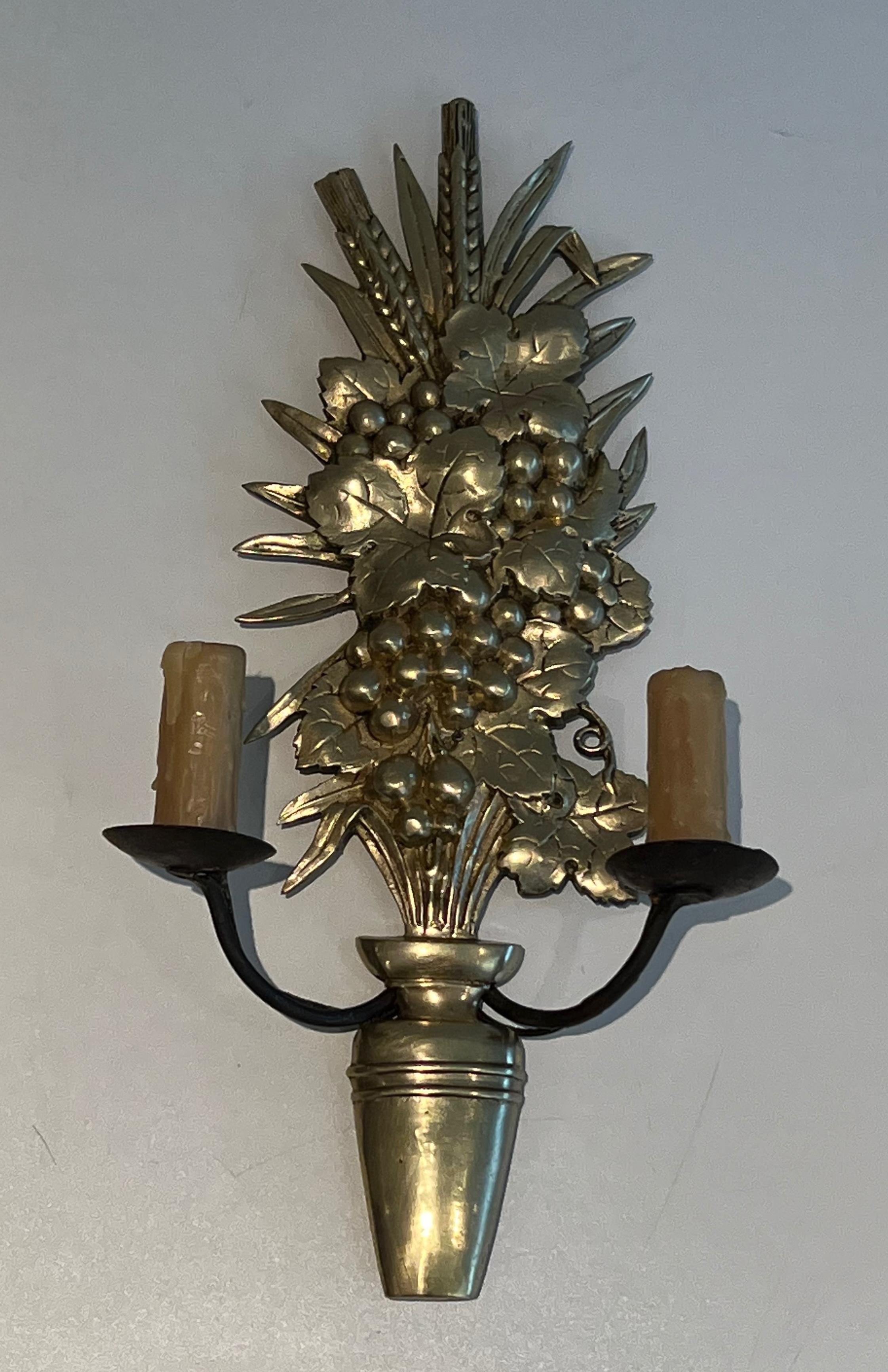 Pareja de apliques de bronce y hierro forjado que representan un frutero en venta 7