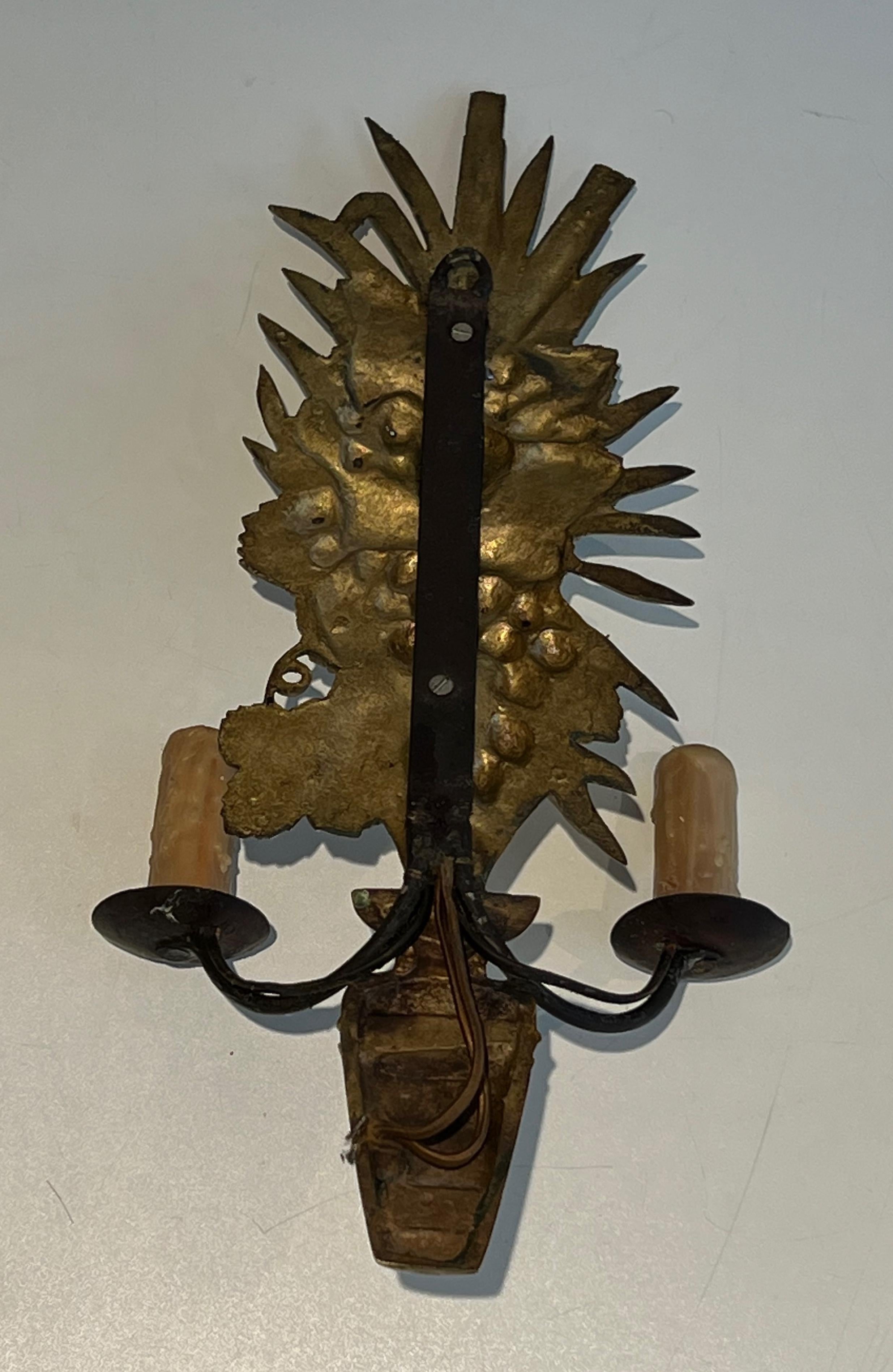 Pareja de apliques de bronce y hierro forjado que representan un frutero en venta 8