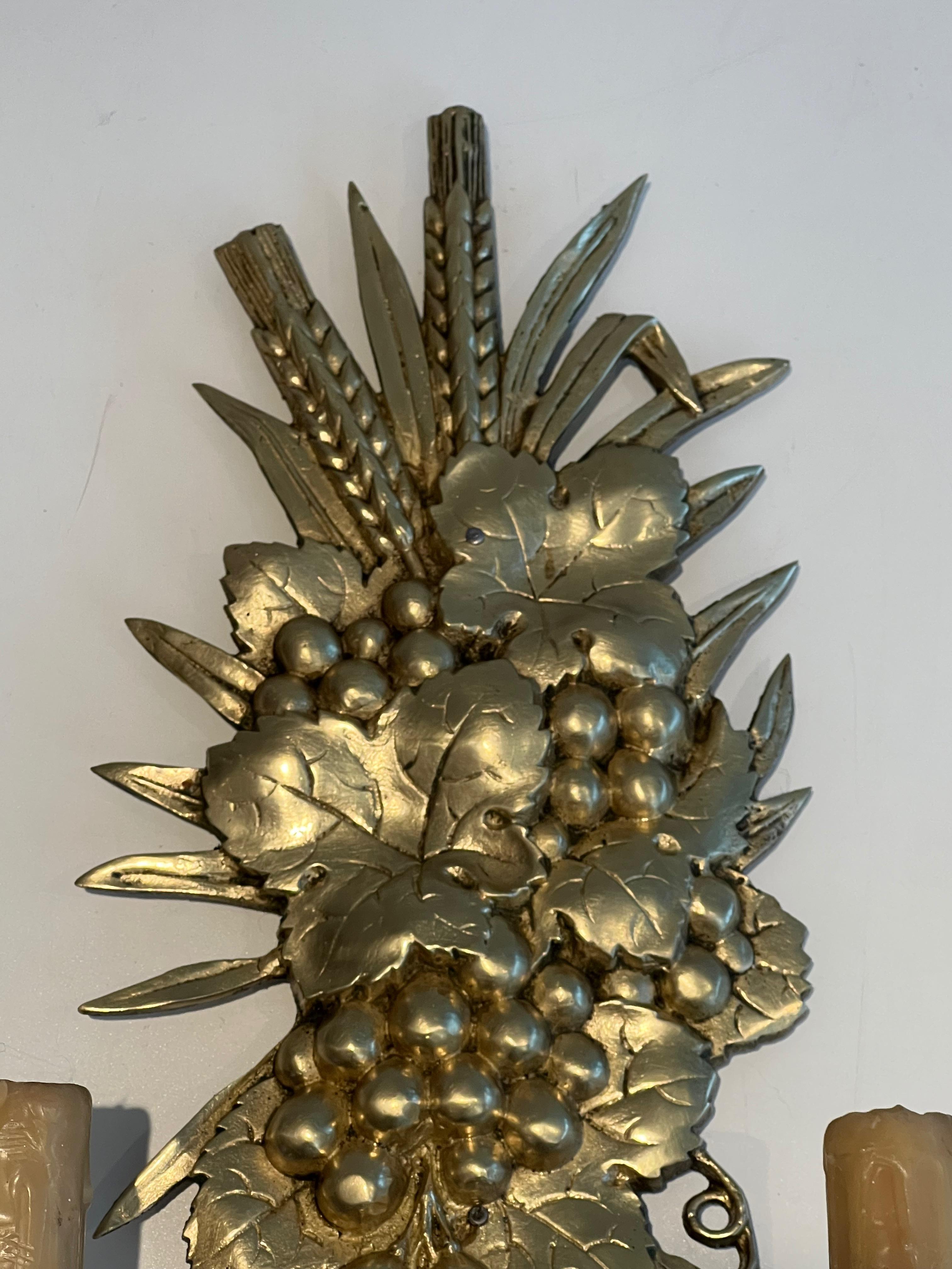 Pareja de apliques de bronce y hierro forjado que representan un frutero en venta 9