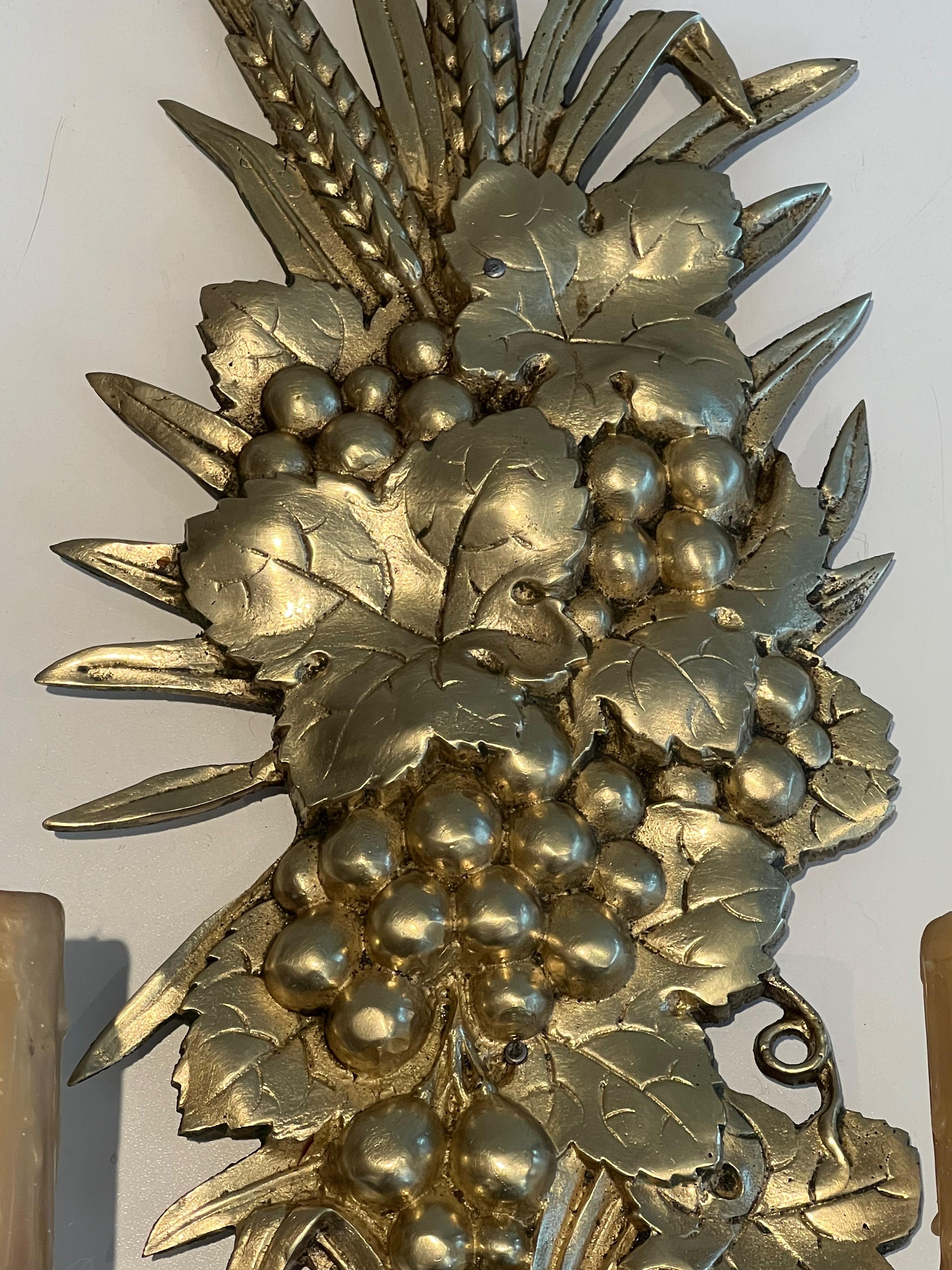 Pareja de apliques de bronce y hierro forjado que representan un frutero en venta 11
