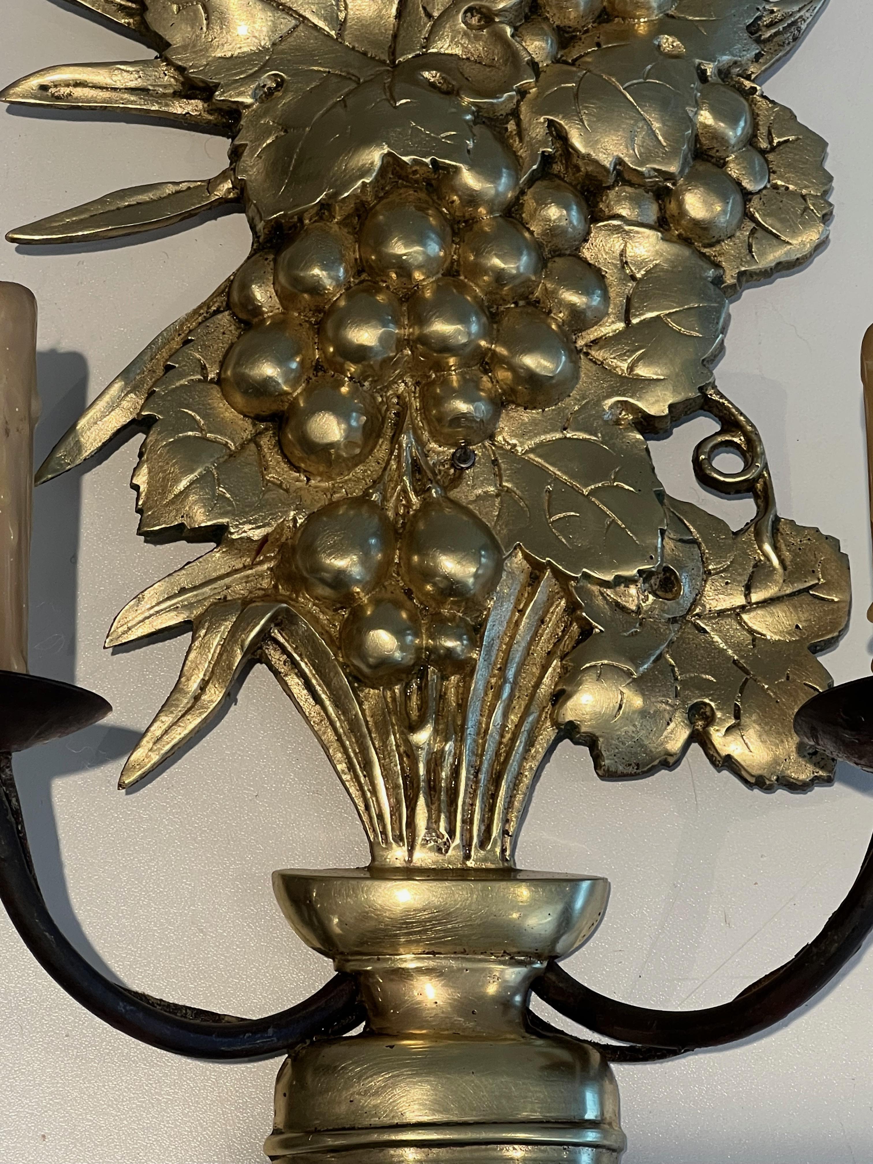 Pareja de apliques de bronce y hierro forjado que representan un frutero en venta 12