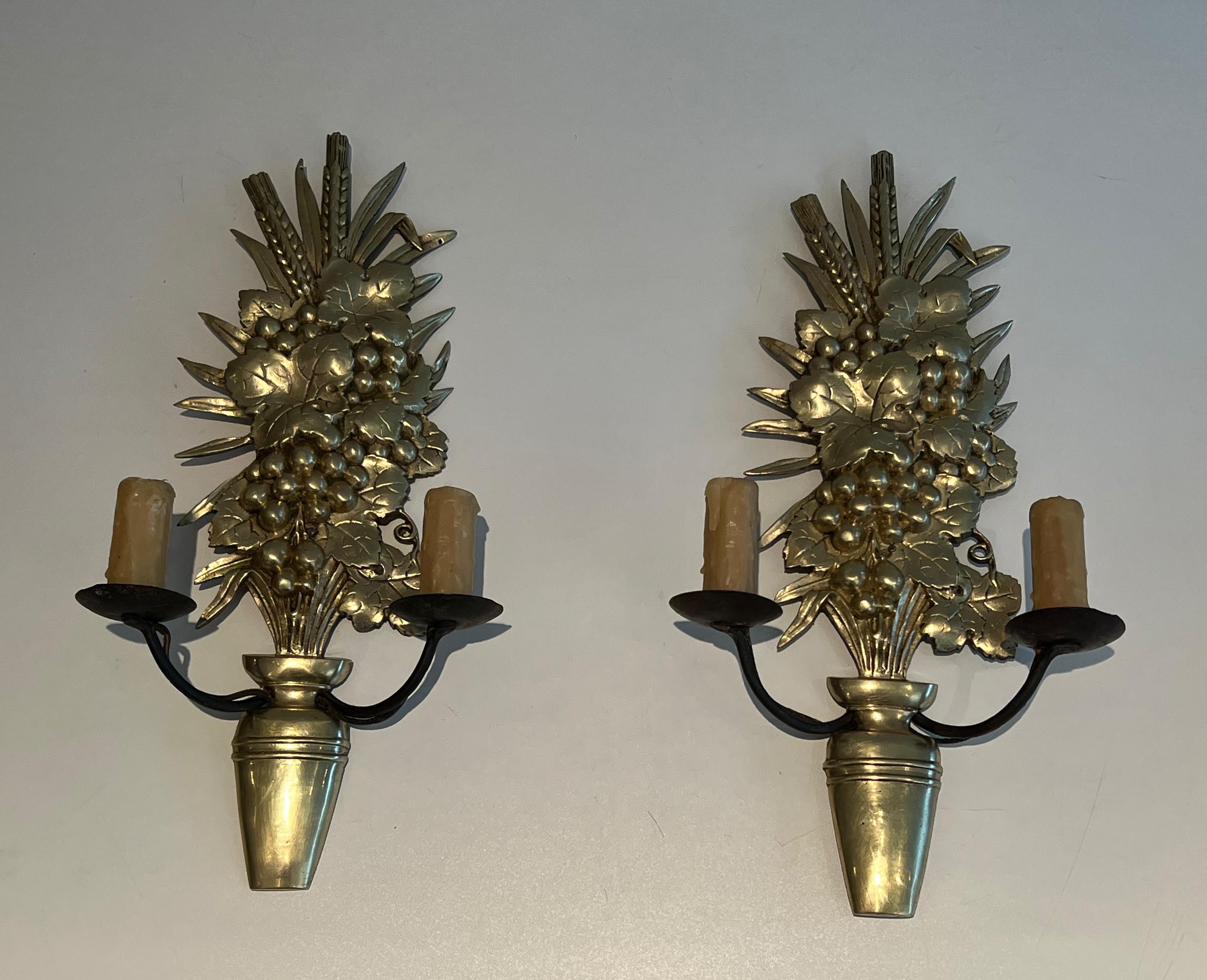 Pareja de apliques de bronce y hierro forjado que representan un frutero en venta 13