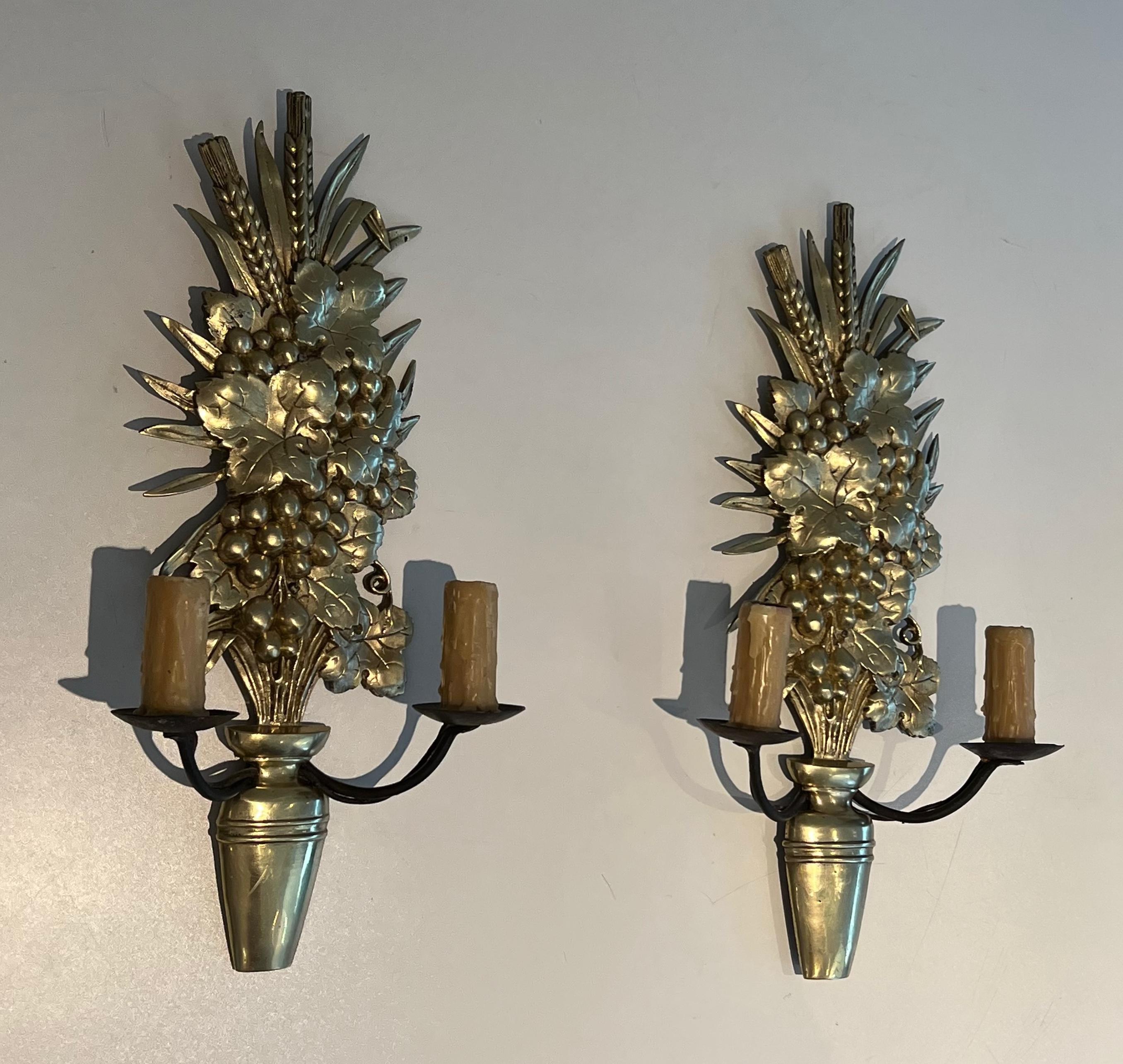 Pareja de apliques de bronce y hierro forjado que representan un frutero Moderno de mediados de siglo en venta