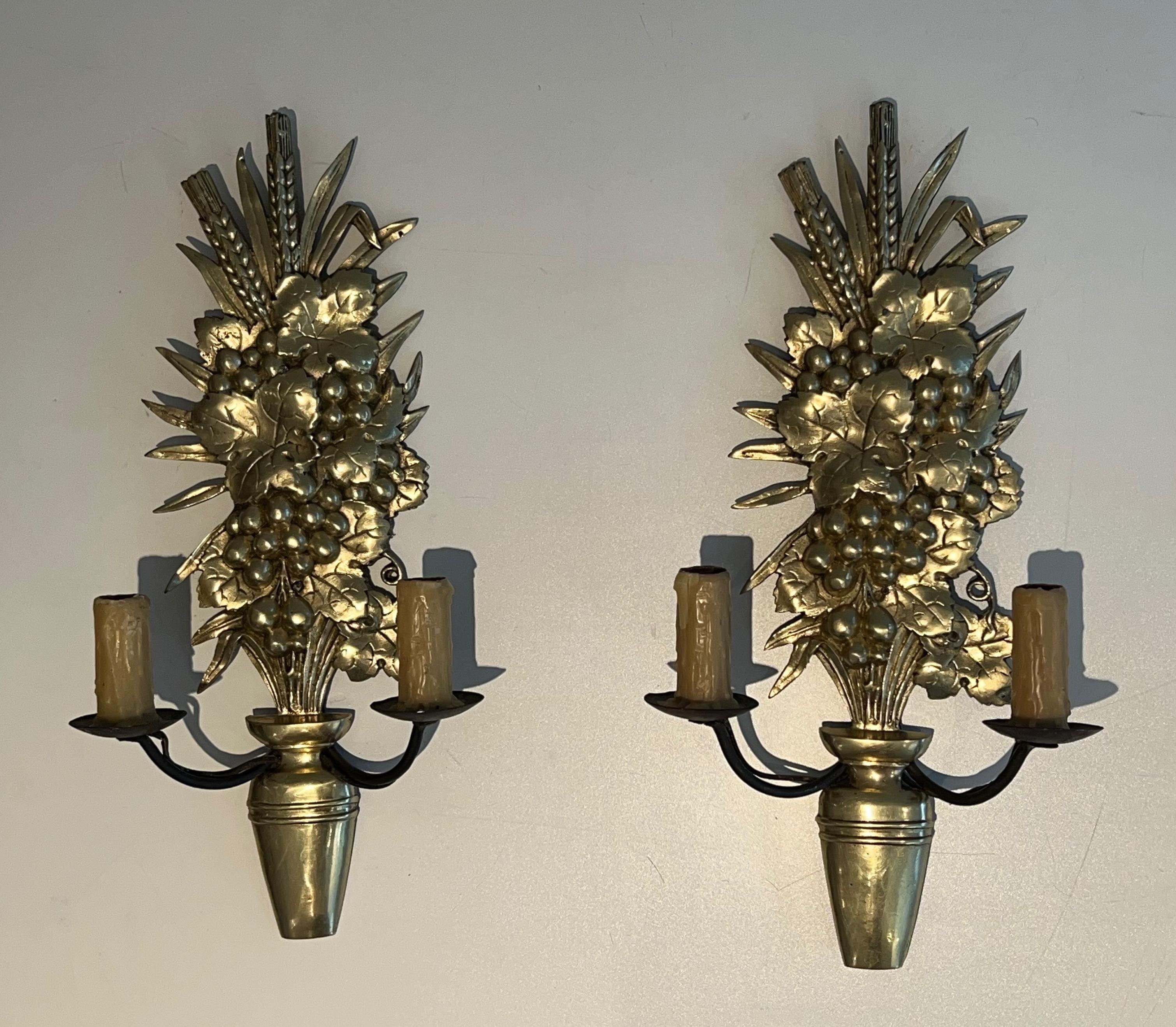 Pareja de apliques de bronce y hierro forjado que representan un frutero Francés en venta