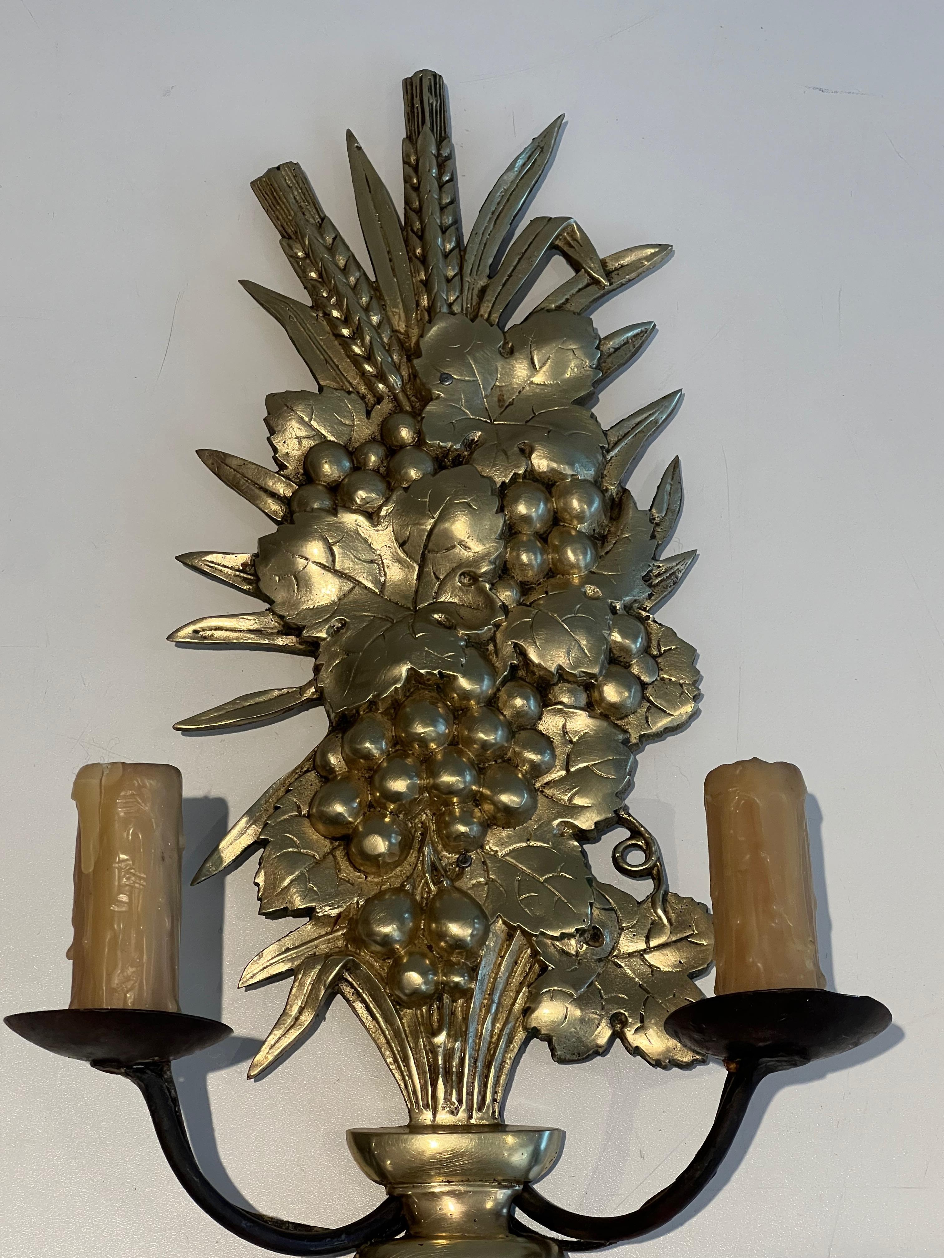 Pareja de apliques de bronce y hierro forjado que representan un frutero finales del siglo XX en venta