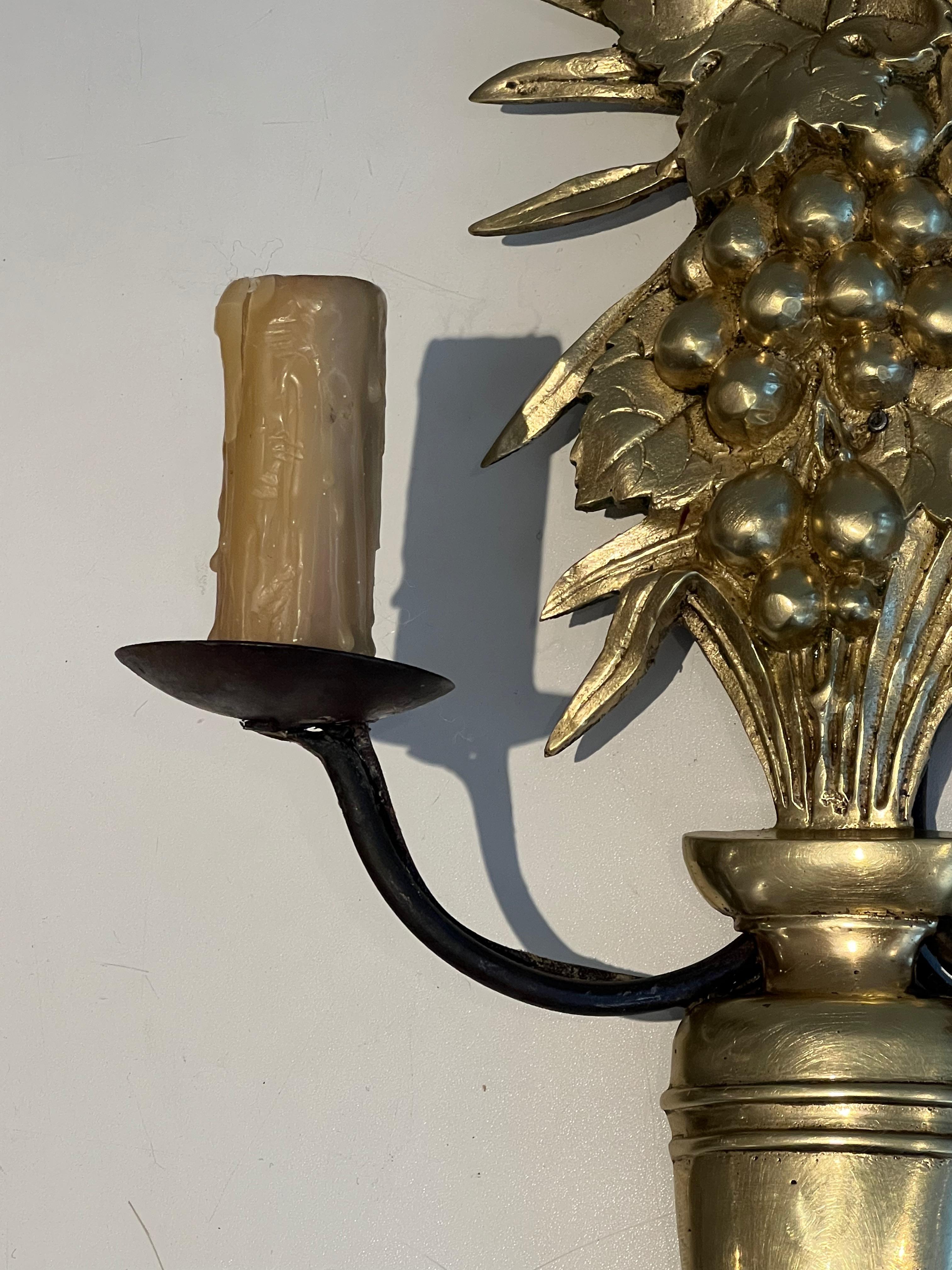 Pareja de apliques de bronce y hierro forjado que representan un frutero Bronce en venta