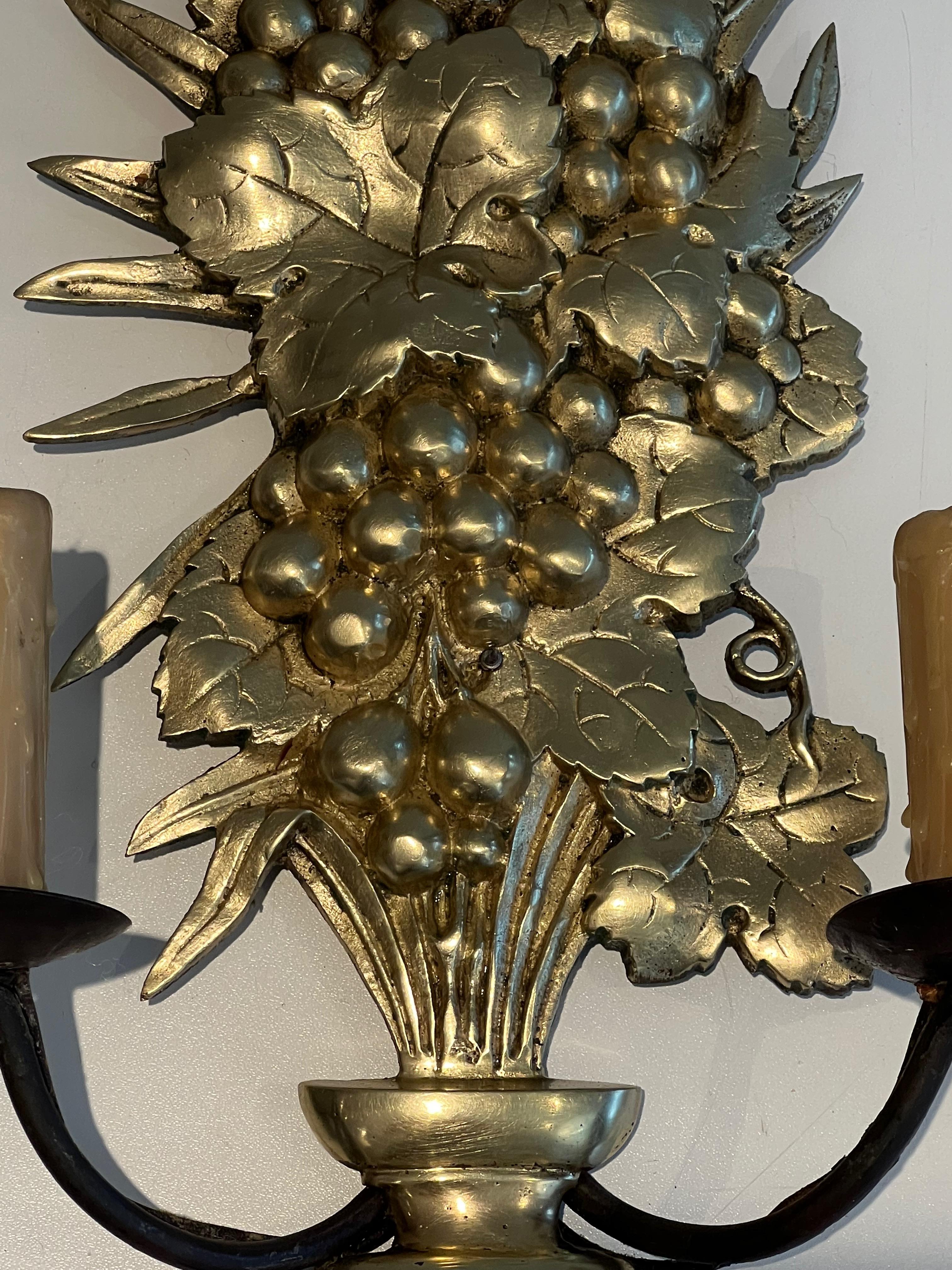 Pareja de apliques de bronce y hierro forjado que representan un frutero en venta 1