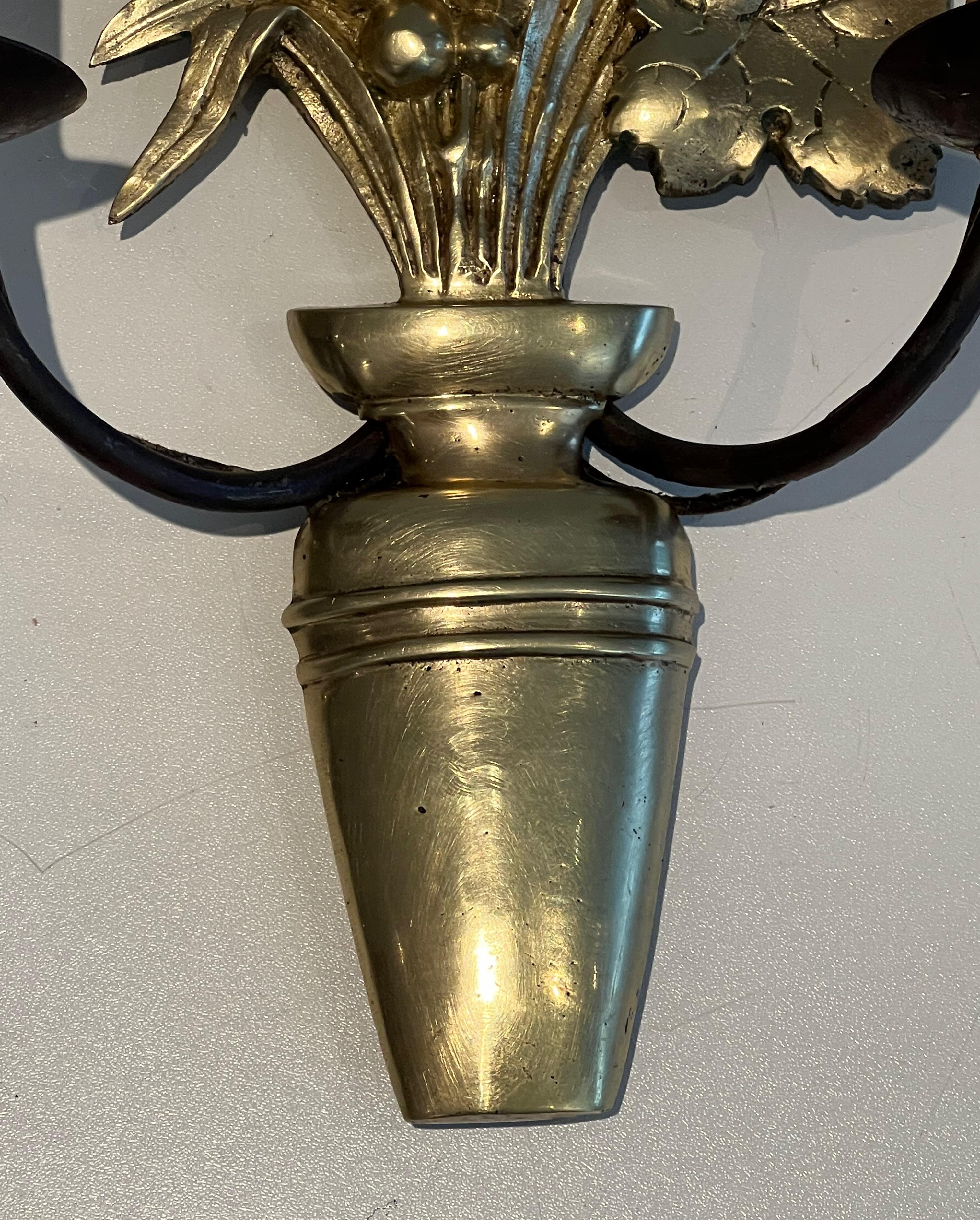 Pareja de apliques de bronce y hierro forjado que representan un frutero en venta 2