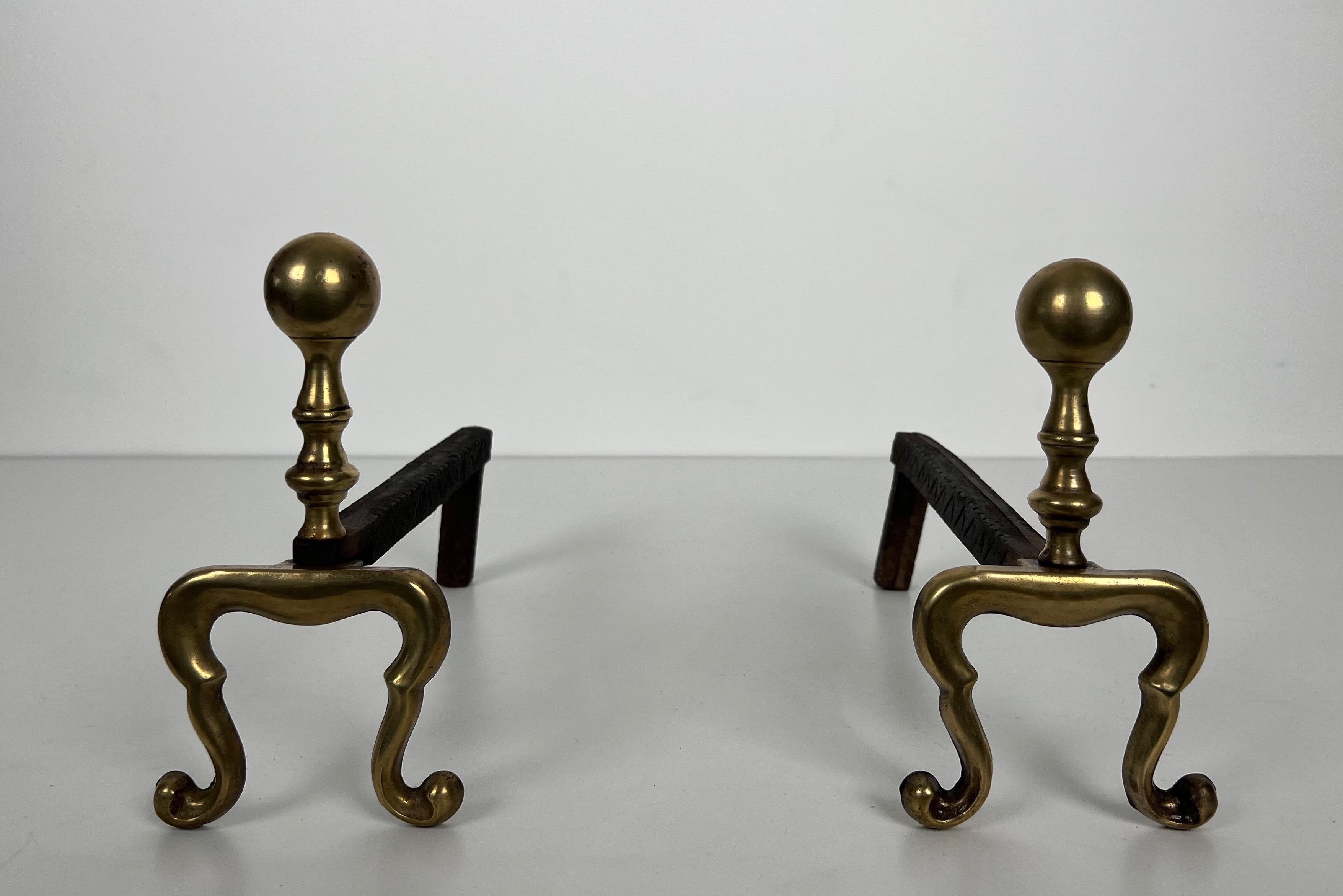 Dieses Paar Andirons im neoklassischen Stil ist aus Bronze und Eisen gefertigt. Dies ist eine französische Sprache. CIRCA 1920