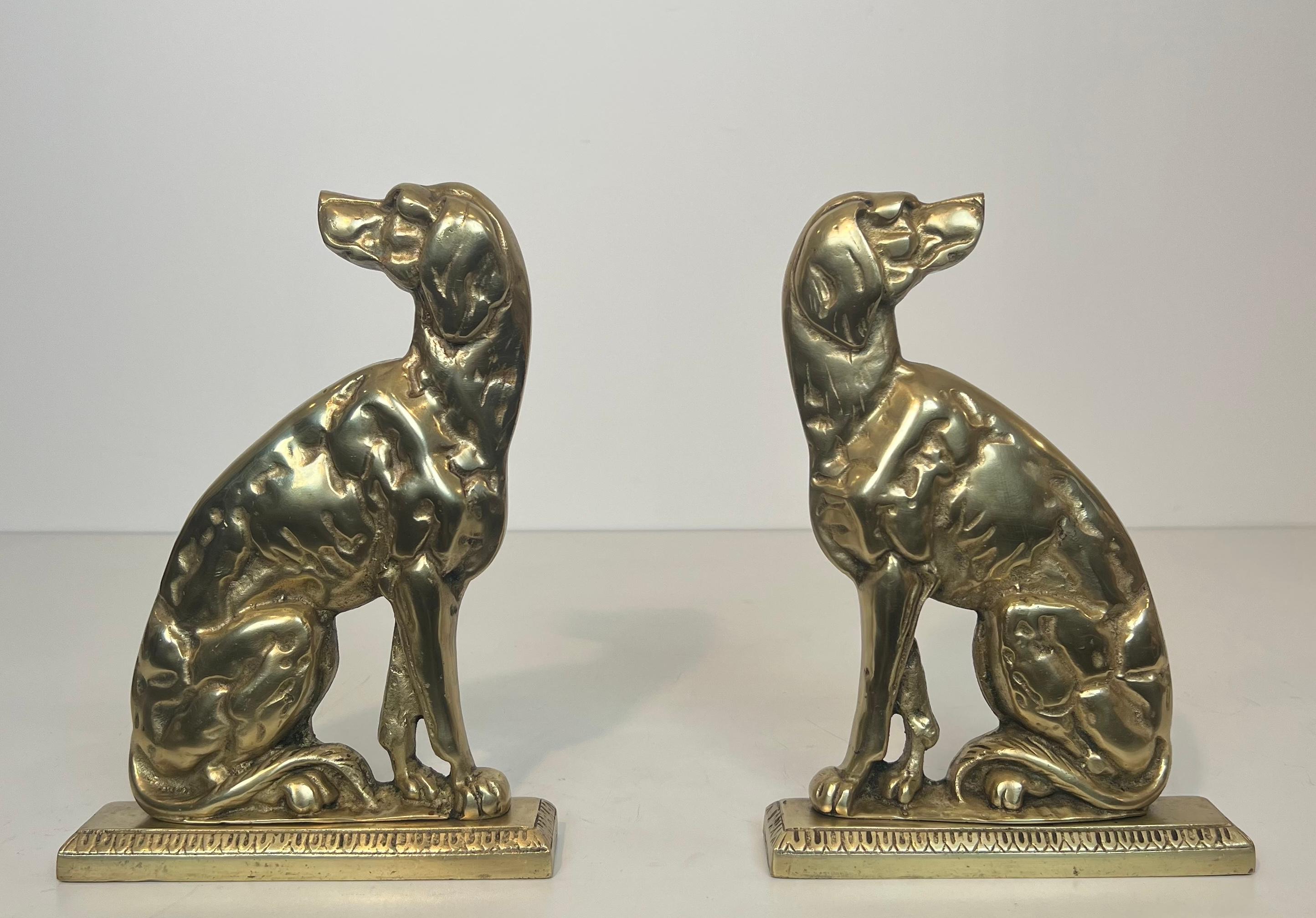 This pair of andirons representing dogs is made of bronze. This is a French work from Art Deco period. Circa 1930