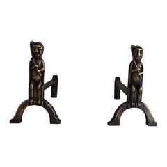 Paire de chenets en bronze avec accoudoirs assis, monogrammés par Anton Prinner