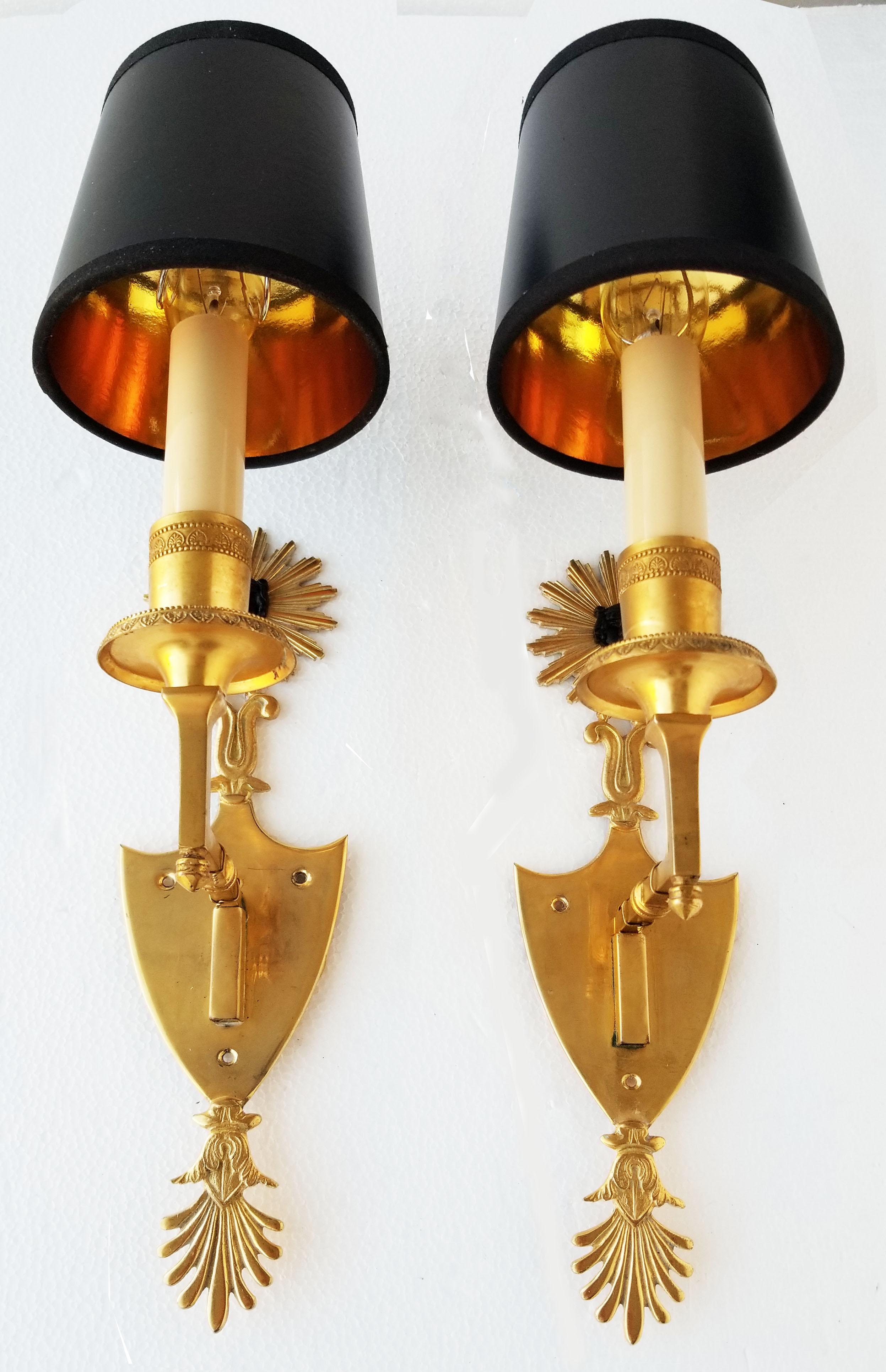 Superb pair of Andre Arbus style sconces in doré bronze.
1 light, 40, watts max bulb.
US rewired and in working condition

Measurements without black paper shades: 5