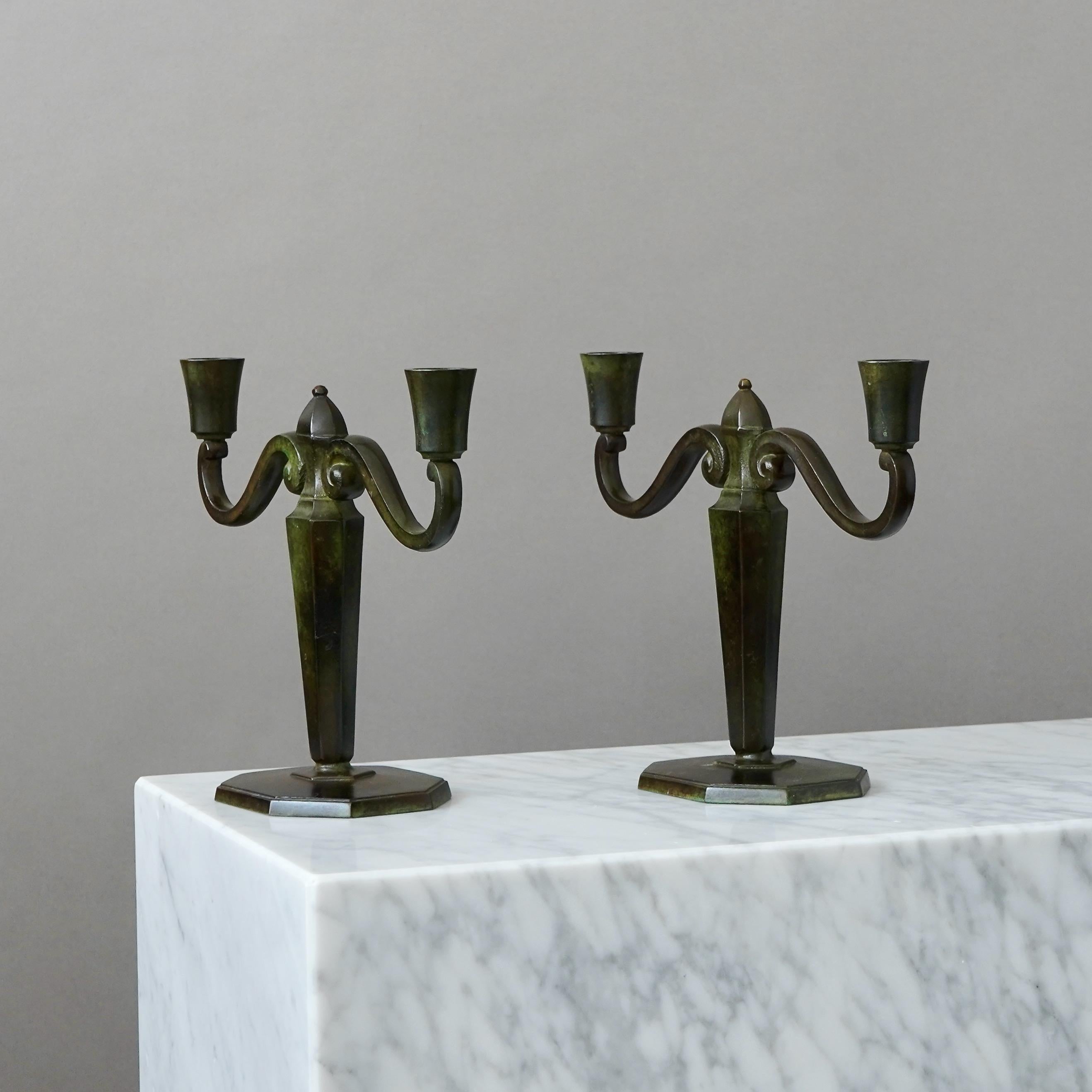 Pareja de candeleros Art Déco de bronce de GAB Guldsmedsaktiebolaget, Suecia, años 30 en venta 2