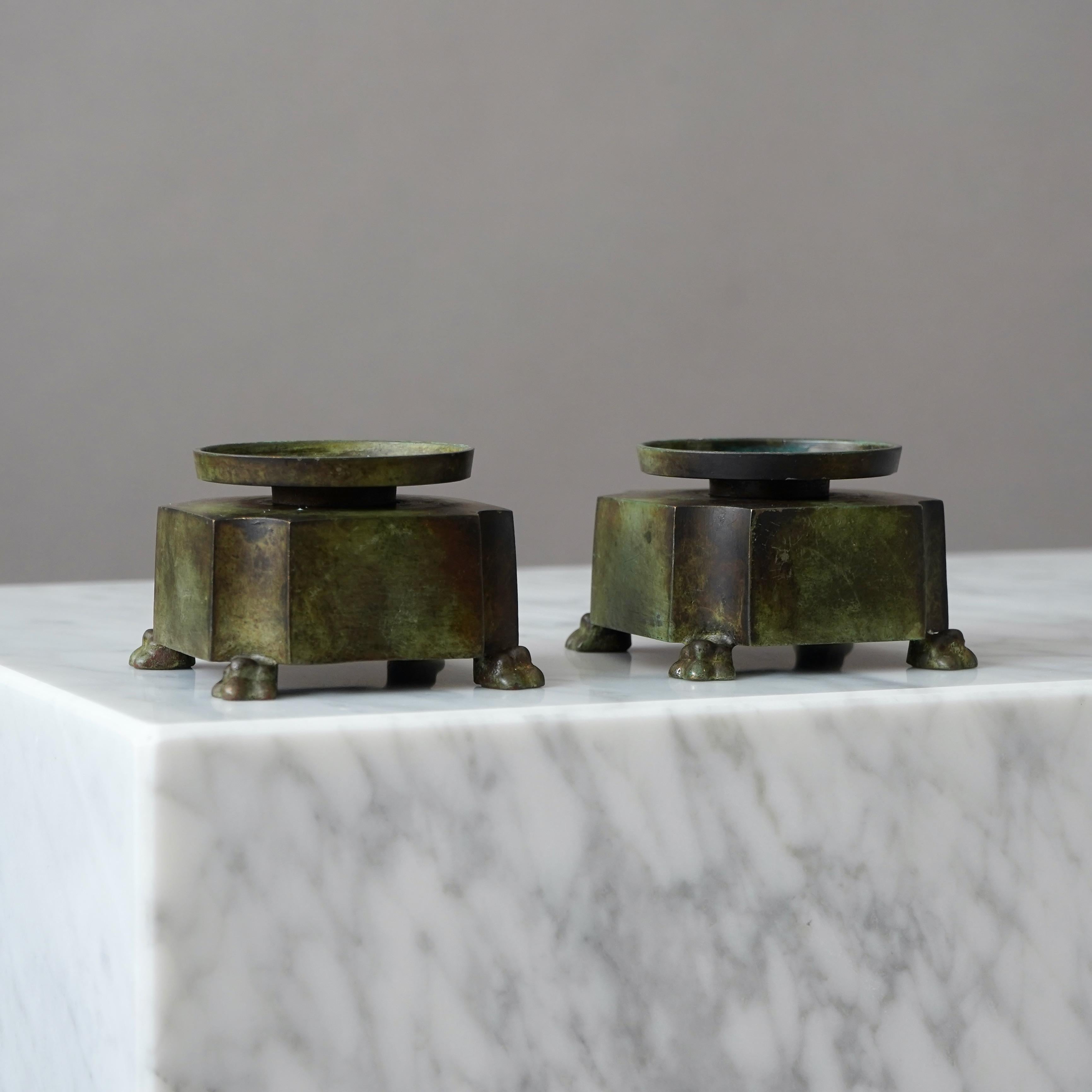 Ein Paar schwedische Grace-Kerzenleuchter aus Bronze mit erstaunlicher Patina. 
Hergestellt von GAB Guldsmedsaktiebolaget, Schweden, 1930er Jahre.  

Toller Zustand.
Gestempelt 'BRONS' und Herstellerzeichen.