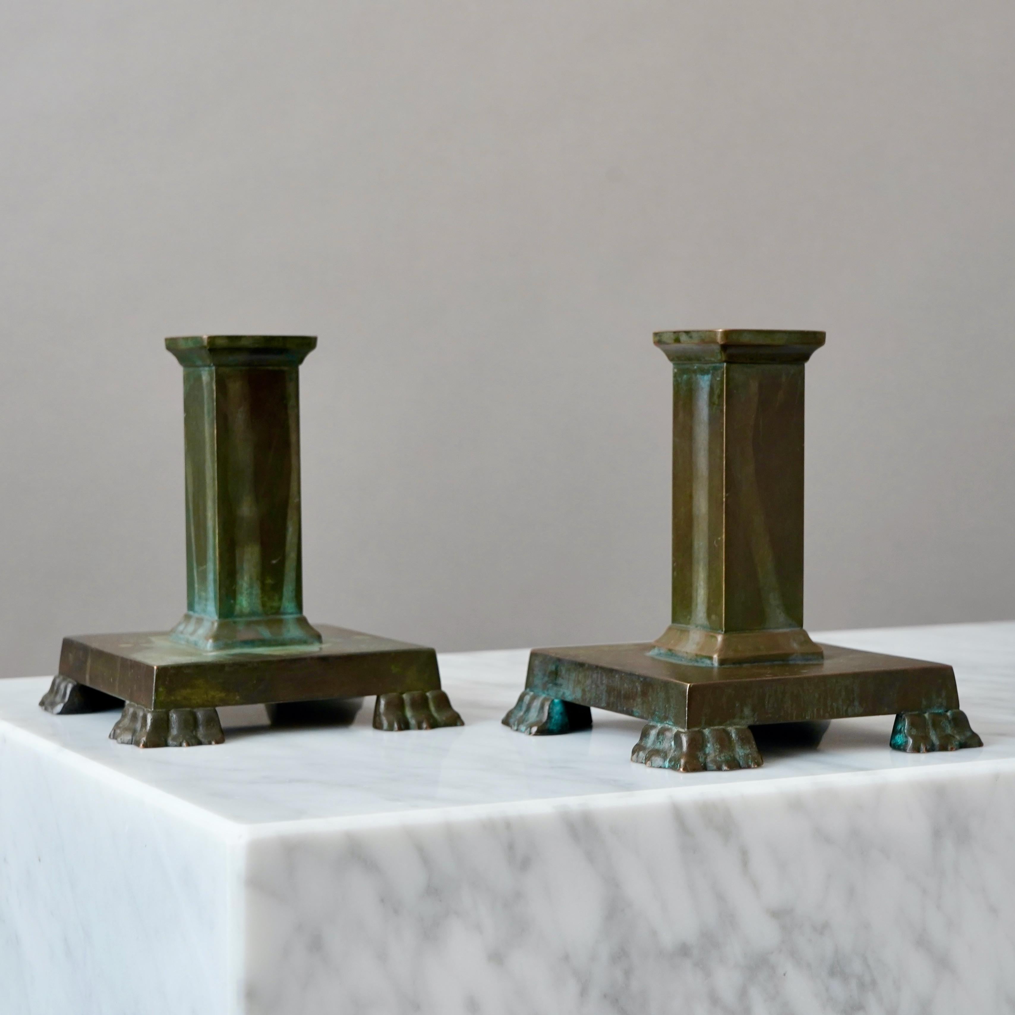 Coppia di candelieri svedesi Grace in bronzo con una patina straordinaria. 
Realizzata da GAB Guldsmedsaktiebolaget, Svezia, anni '30.  

Buone condizioni, un po' di usura della patina e alcuni graffi leggeri.
Timbro 