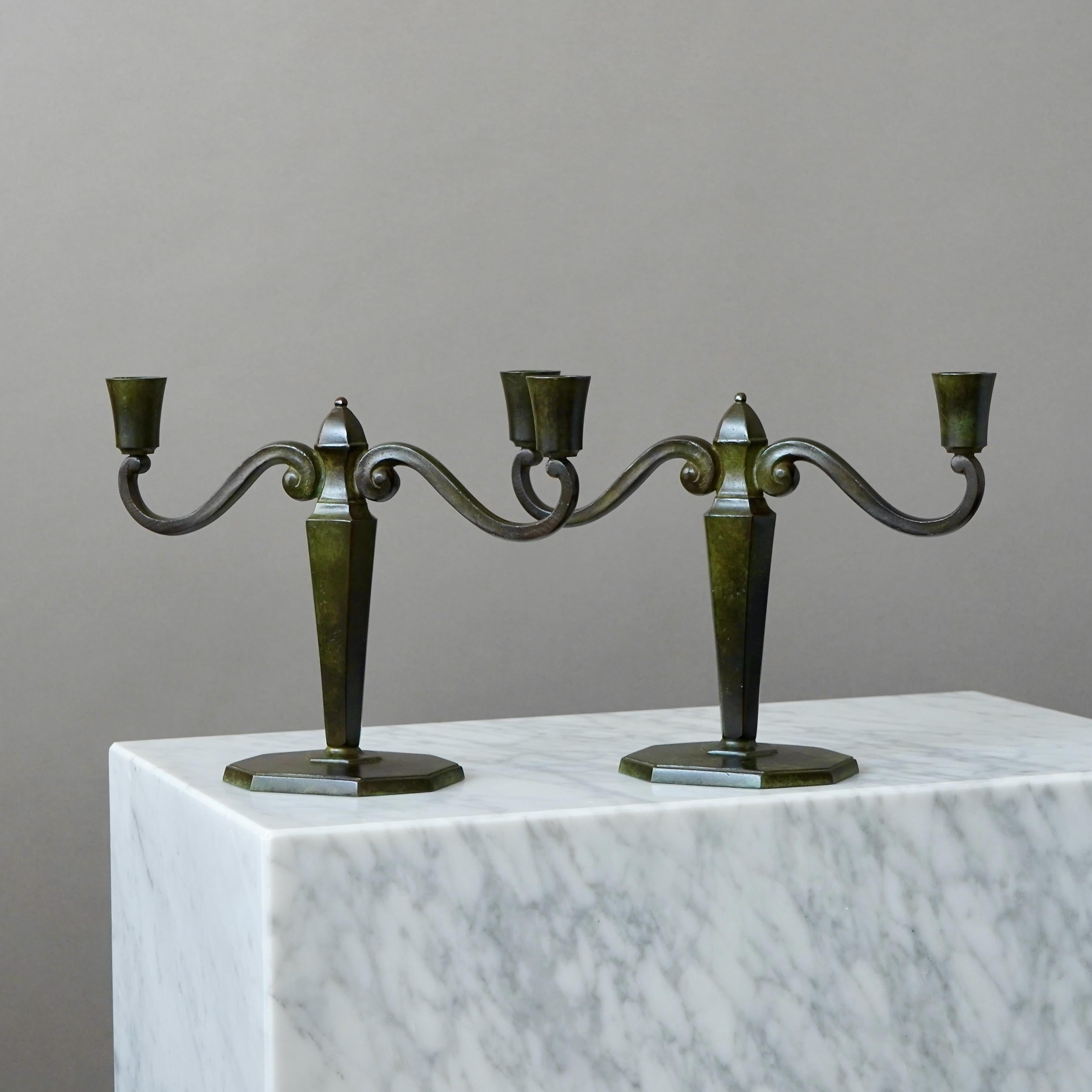 Pareja de candeleros suecos Grace de bronce con una pátina asombrosa. 
Fabricado por GAB Guldsmedsaktiebolaget, Suecia, años 30.  

Gran estado, sólo con algunos ligeros arañazos.
Con el sello 