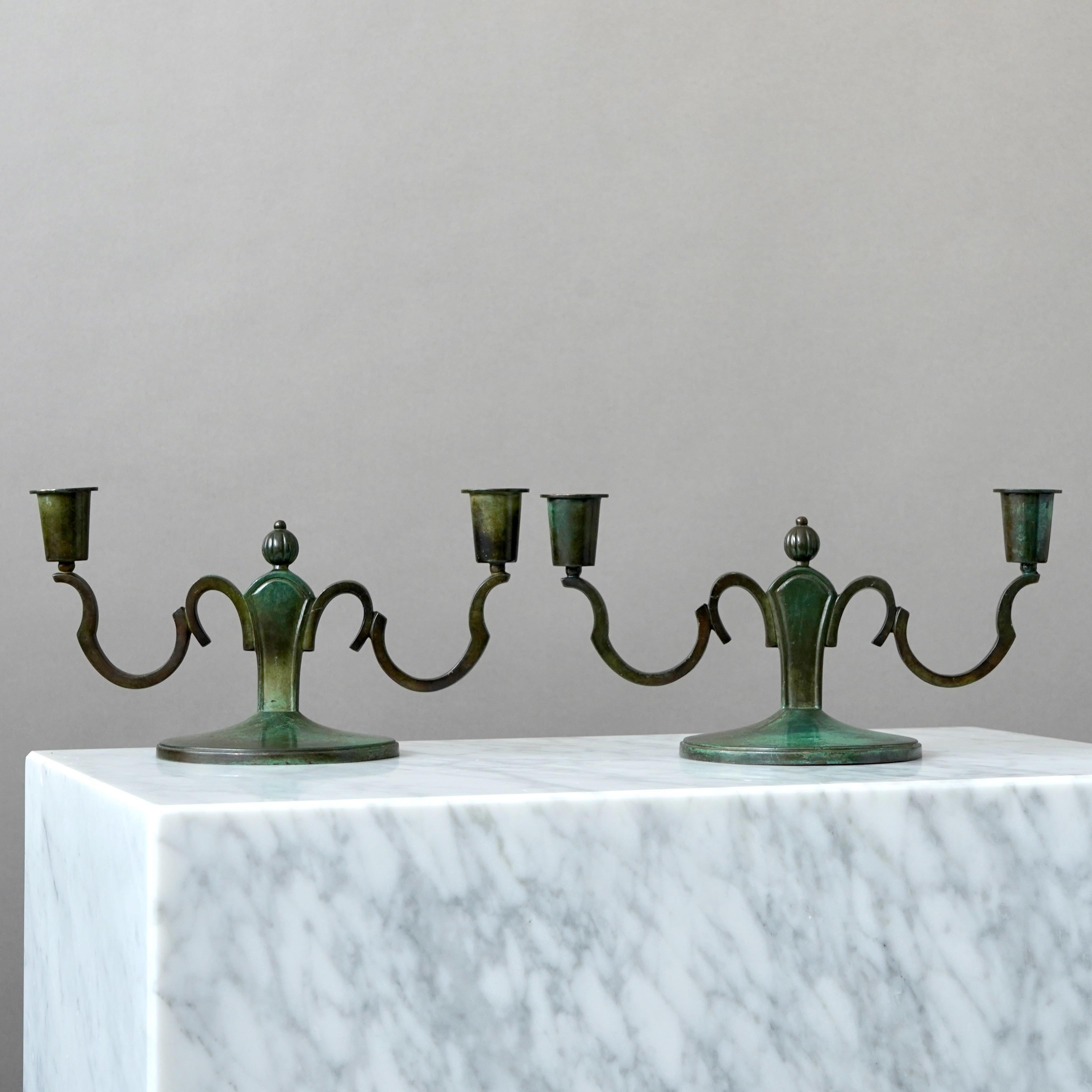 Coppia di candelieri svedesi Grace in bronzo con una patina straordinaria. 
Realizzata da GAB Guldsmedsaktiebolaget, Svezia, anni '30.  

Buone condizioni - alcuni graffi e usura della patina. 
Timbro 