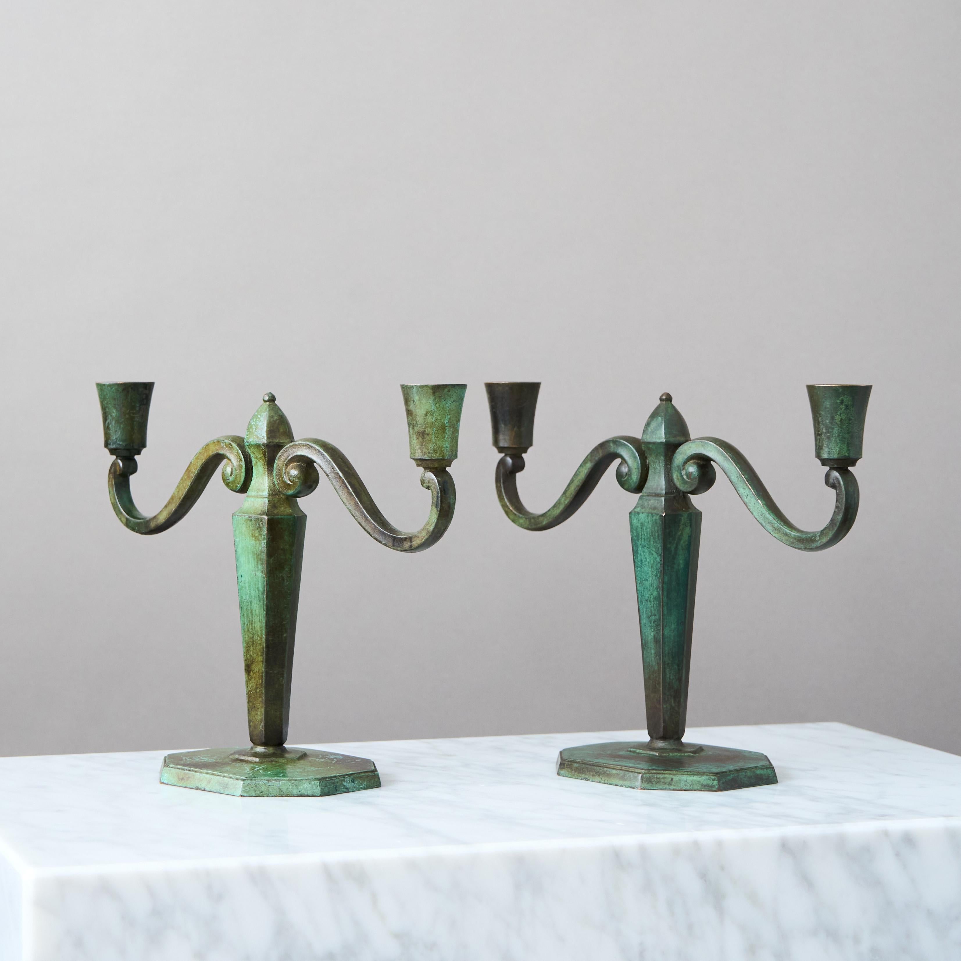 Ein Paar schwedische Grace-Bronze-Kerzenleuchter mit erstaunlicher Patina. Art Deco / Schwedische Anmut.
Hergestellt von GAB Guldsmedsaktiebolaget, Schweden, 1930er Jahre.  

Guter Zustand, mit Kratzern und Abnutzungserscheinungen an der