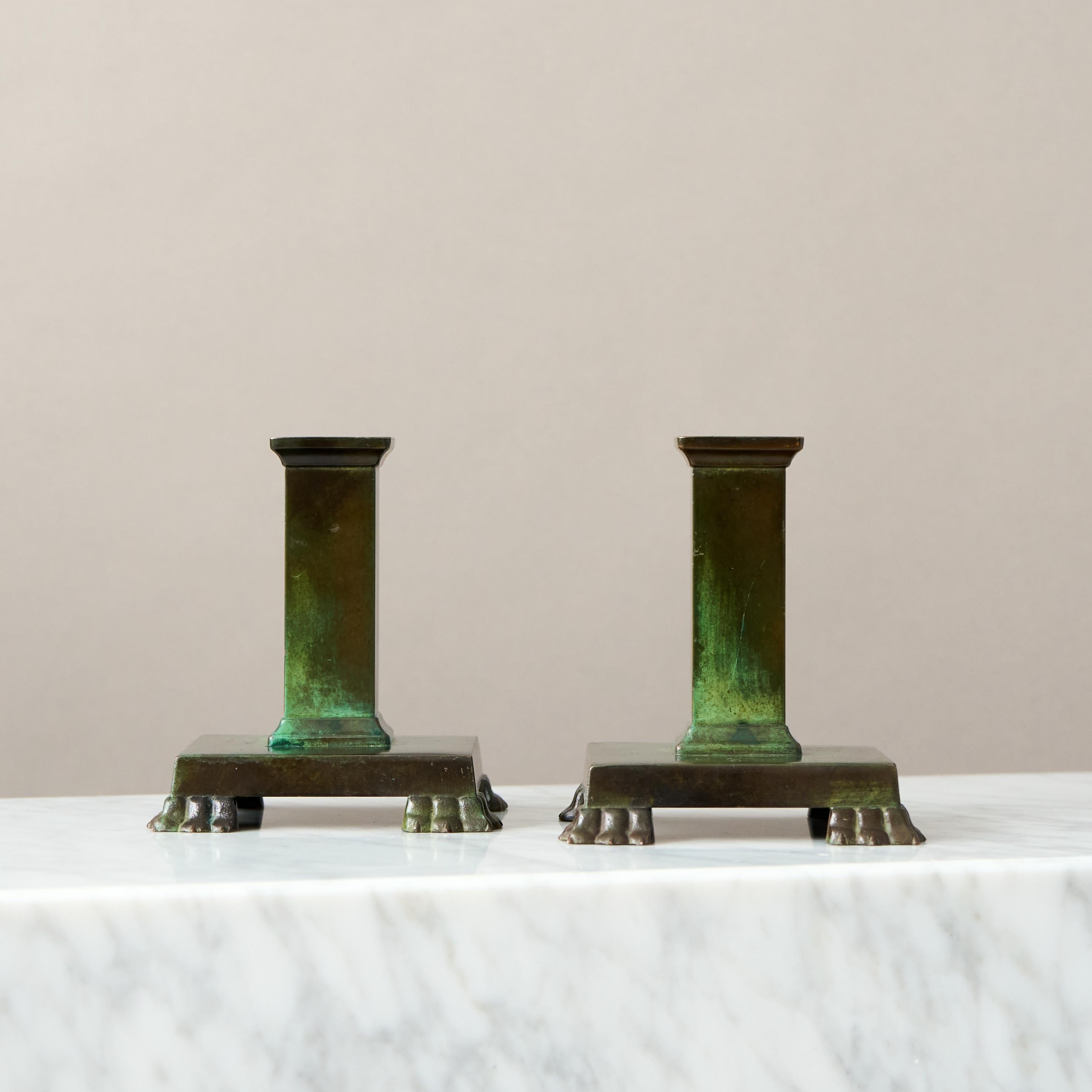 Coppia di candelieri in bronzo Art Deco / Swedish Grace con patina sorprendente. 
Realizzata da GAB Guldsmedsaktiebolaget, Svezia, anni '30.  

Buone condizioni, un po' di usura della patina e alcuni graffi leggeri.
Timbro 