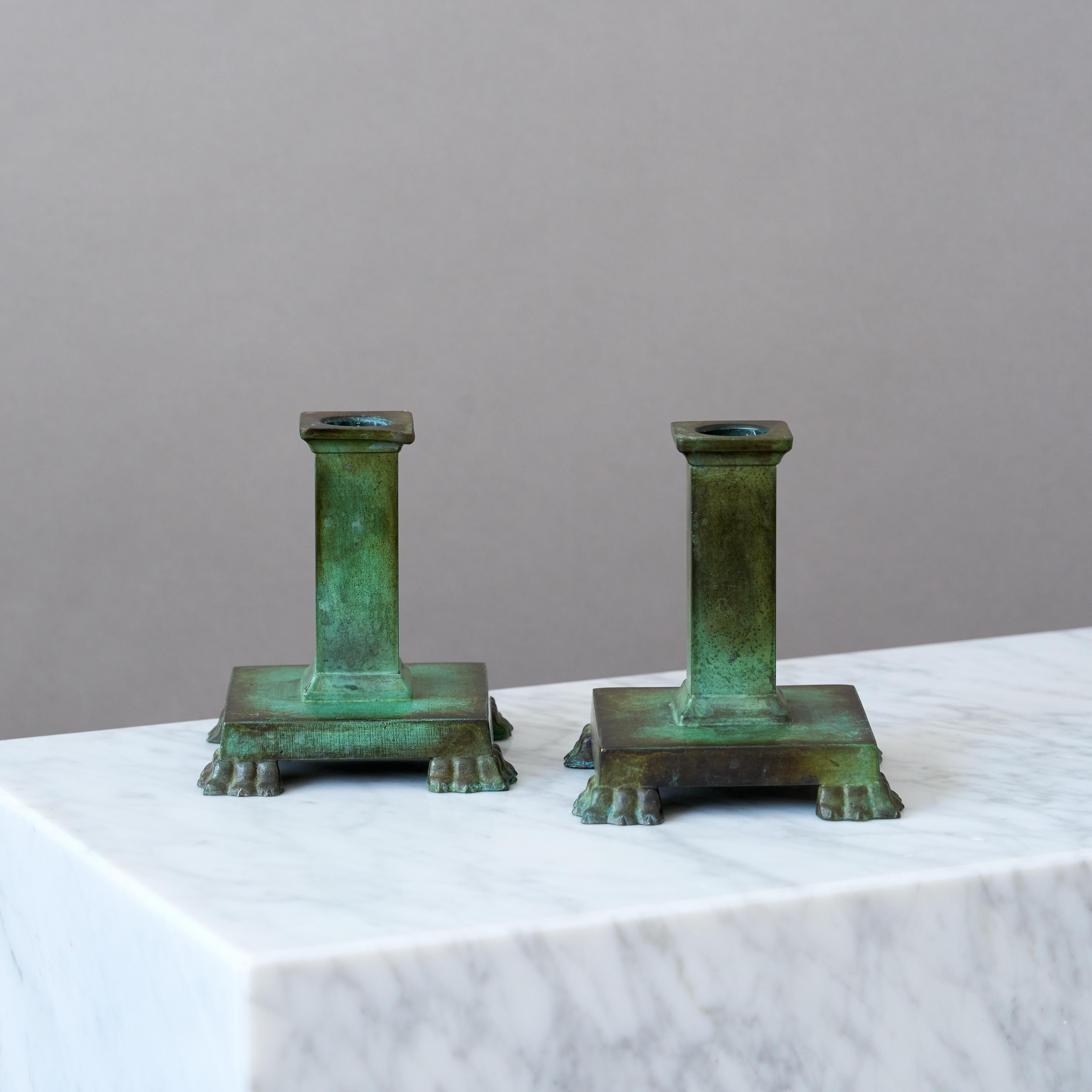 Paire de chandeliers Art Déco / Swedish Grace en bronze avec une patine étonnante. 
Fabriqué par GAB Guldsmedsaktiebolaget, Suède, années 1930.  

Bon état, quelques usures de patine et quelques légères rayures. L'un d'entre eux présente une bosse