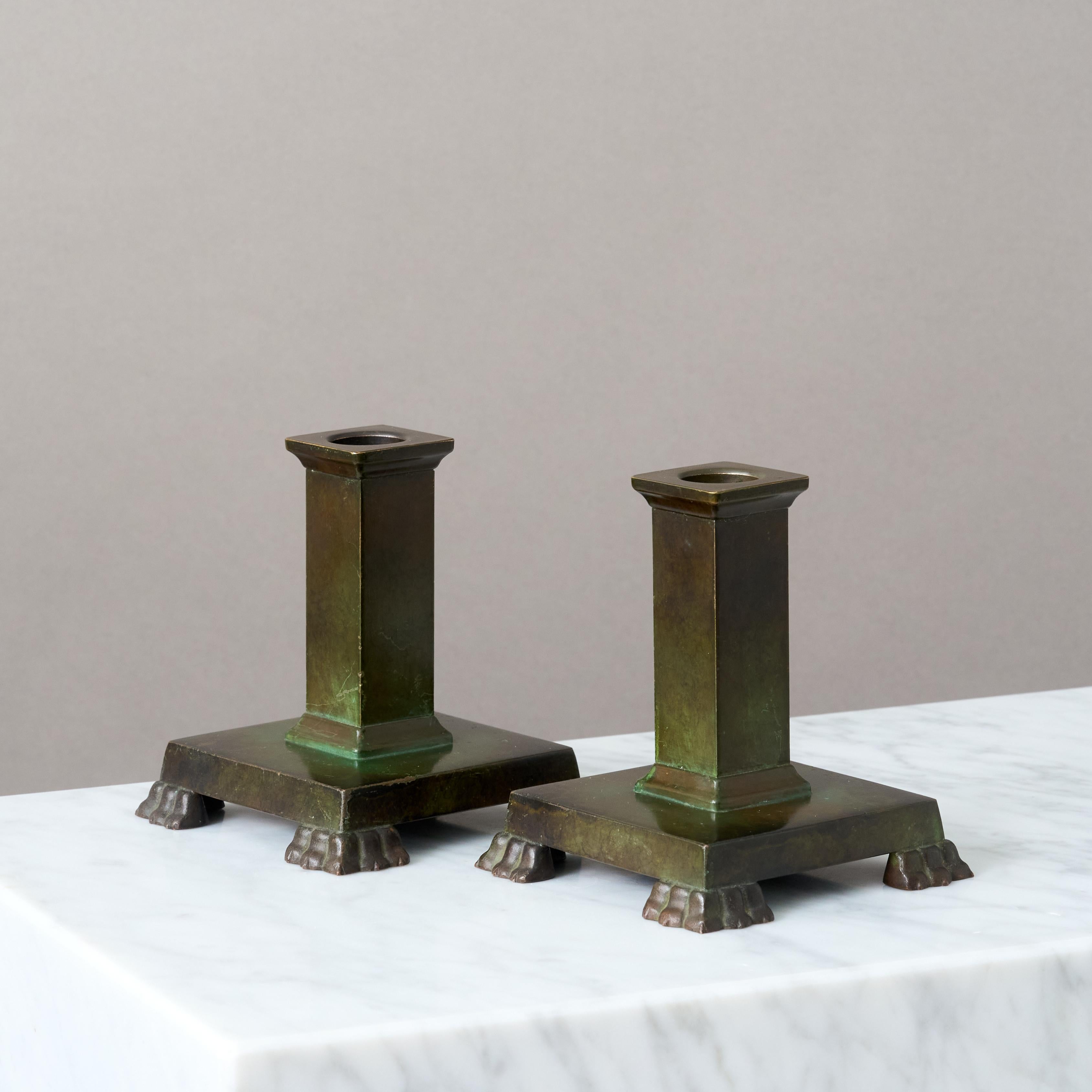 Coppia di candelieri in bronzo Art Deco / Swedish Grace con patina sorprendente. 
Realizzata da GAB Guldsmedsaktiebolaget, Svezia, anni '30.  

Buone condizioni, un po' di usura della patina e alcuni graffi leggeri.
Timbro 
