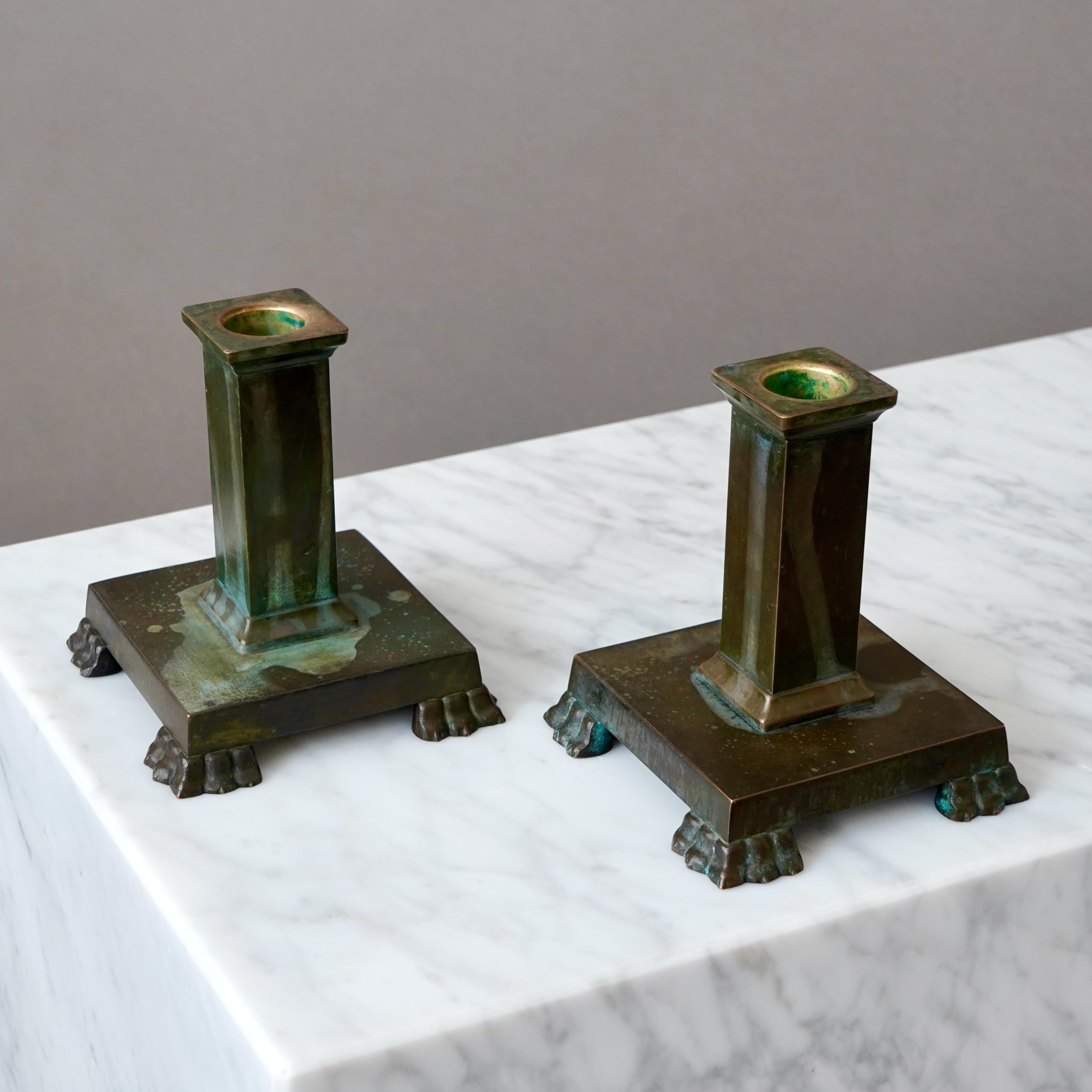 Scandinavo moderno Coppia di candelieri Art Deco in bronzo di GAB Guldsmedsaktiebolaget, Svezia, anni '30 in vendita