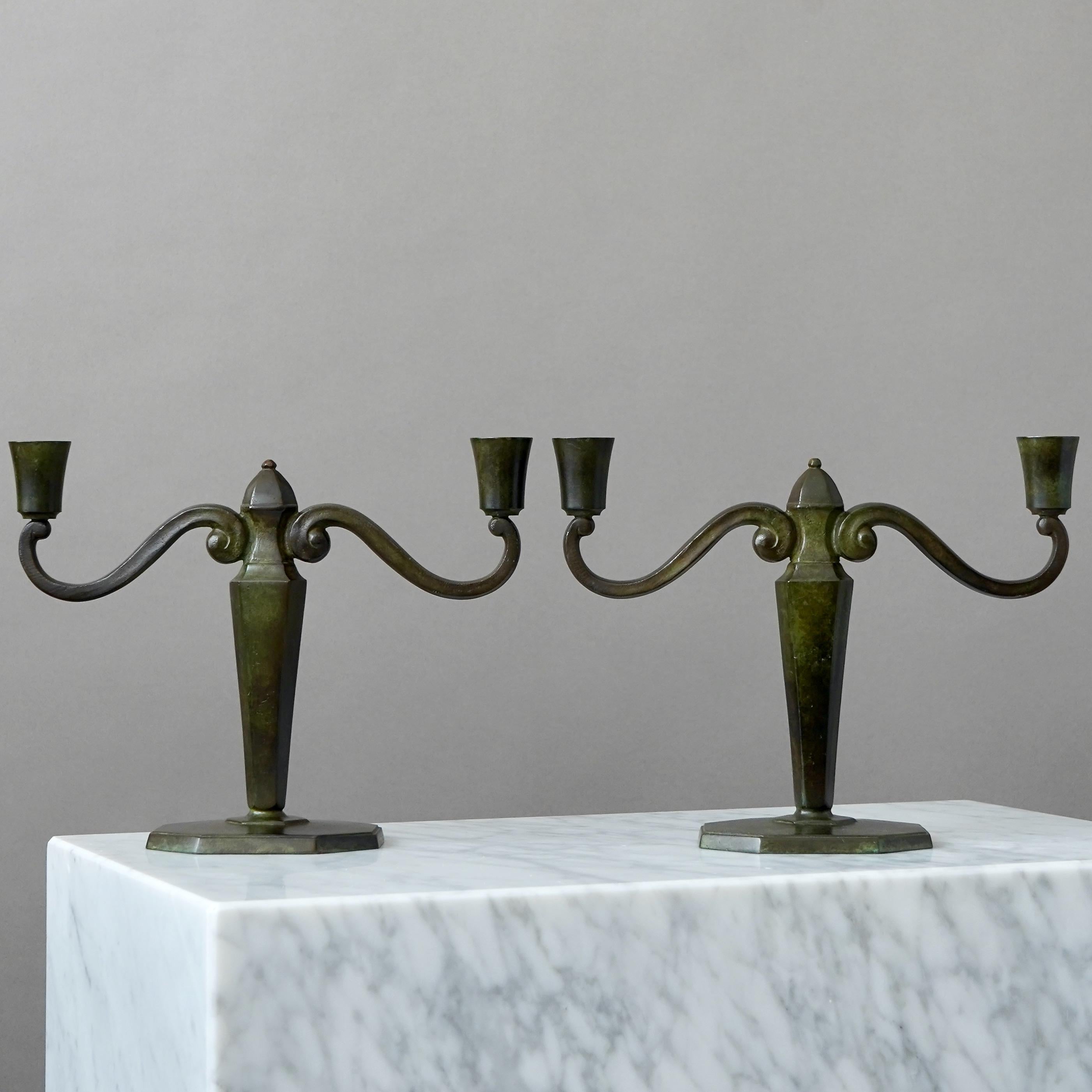 Pareja de candeleros Art Déco de bronce de GAB Guldsmedsaktiebolaget, Suecia, años 30 Escandinavo moderno en venta