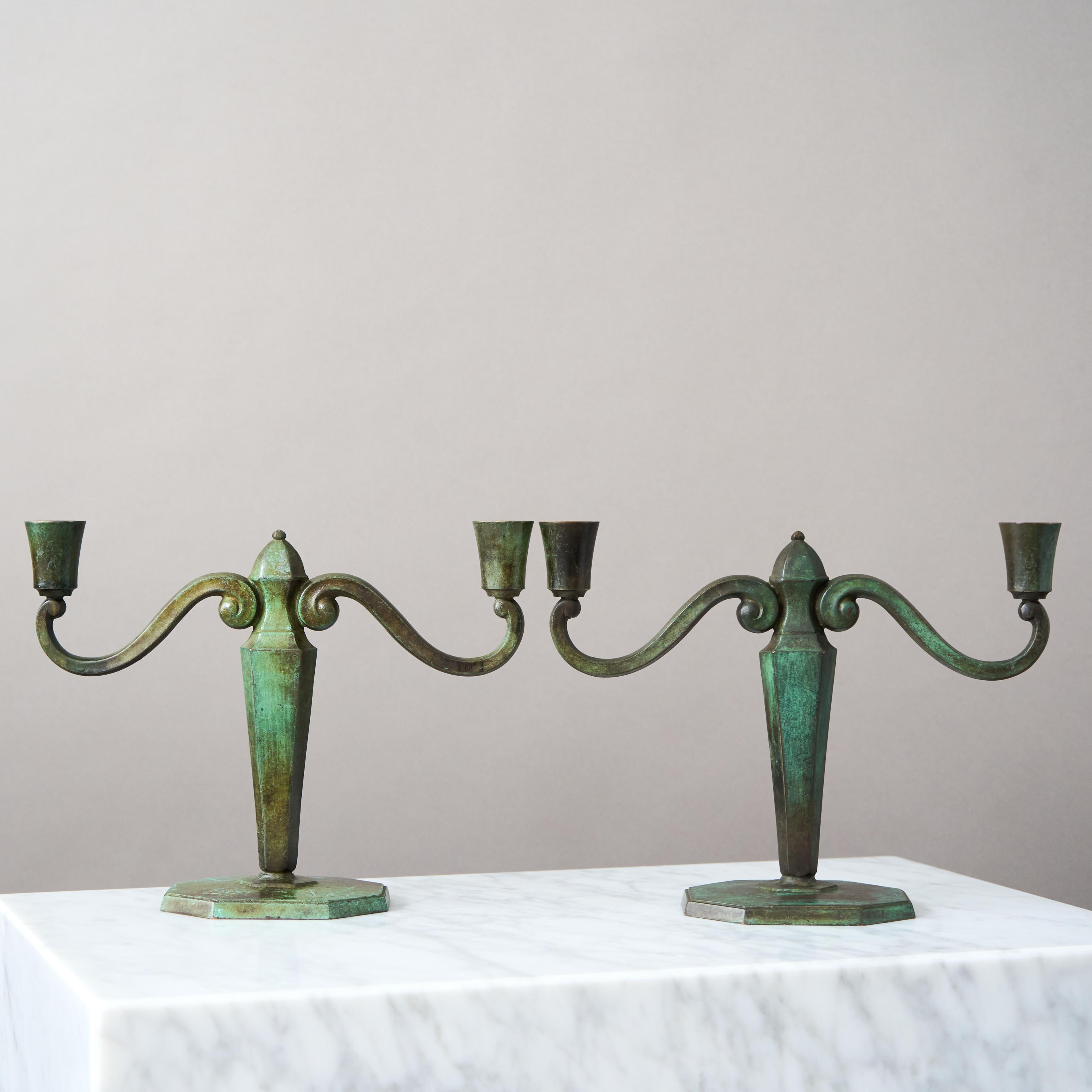 Paar Art-Déco-Kerzenständer aus Bronze von GAB Guldsmedsaktiebolaget, Schweden, 1930er Jahre (Skandinavische Moderne) im Angebot