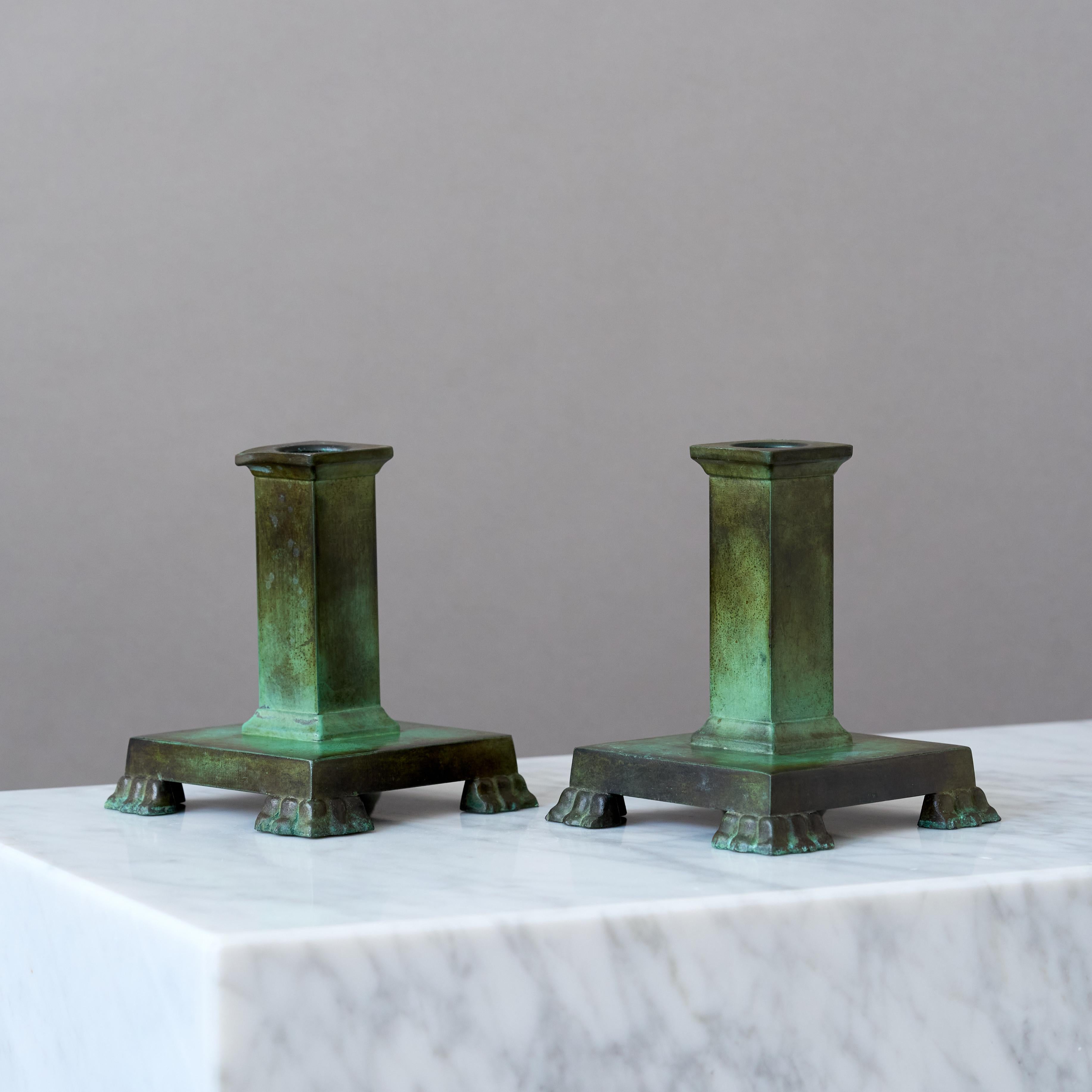 Suédois Paire de chandeliers Art déco en bronze par GAB Guldsmedsaktiebolaget, Suède, années 1930 en vente