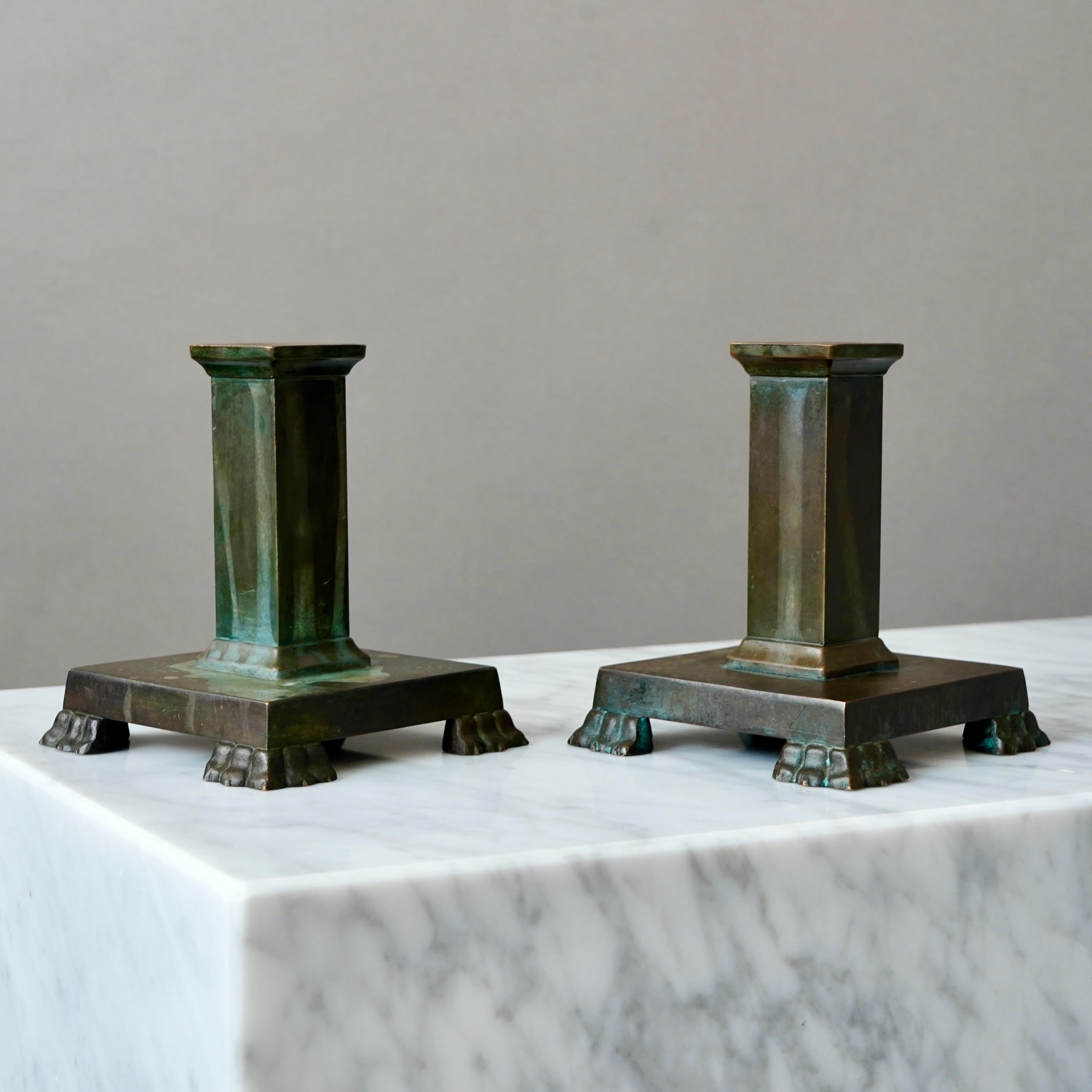 Svedese Coppia di candelieri Art Deco in bronzo di GAB Guldsmedsaktiebolaget, Svezia, anni '30 in vendita