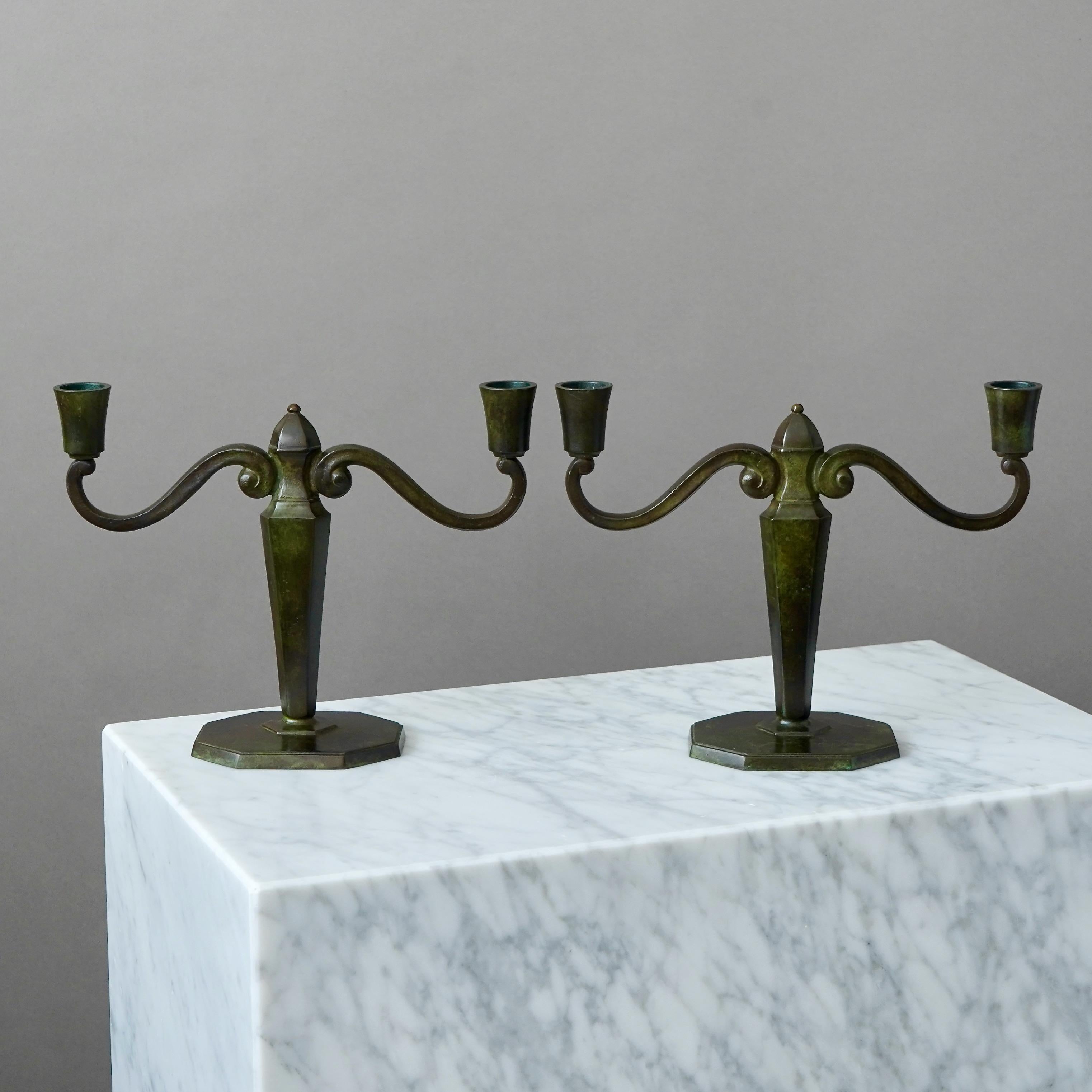 Pareja de candeleros Art Déco de bronce de GAB Guldsmedsaktiebolaget, Suecia, años 30 Sueco en venta
