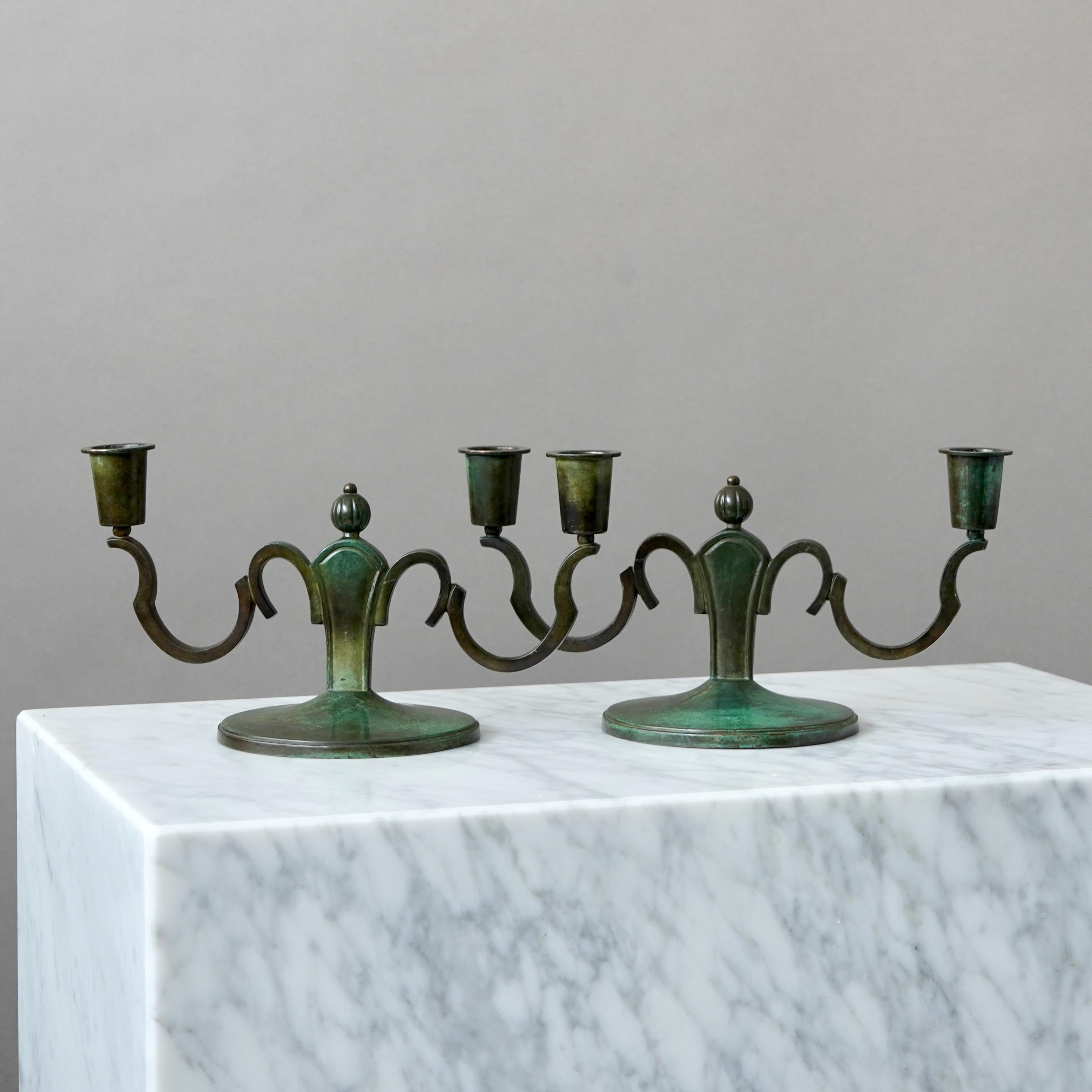 Svedese Coppia di candelieri Art Deco in bronzo di GAB Guldsmedsaktiebolaget, Svezia, anni '30 in vendita