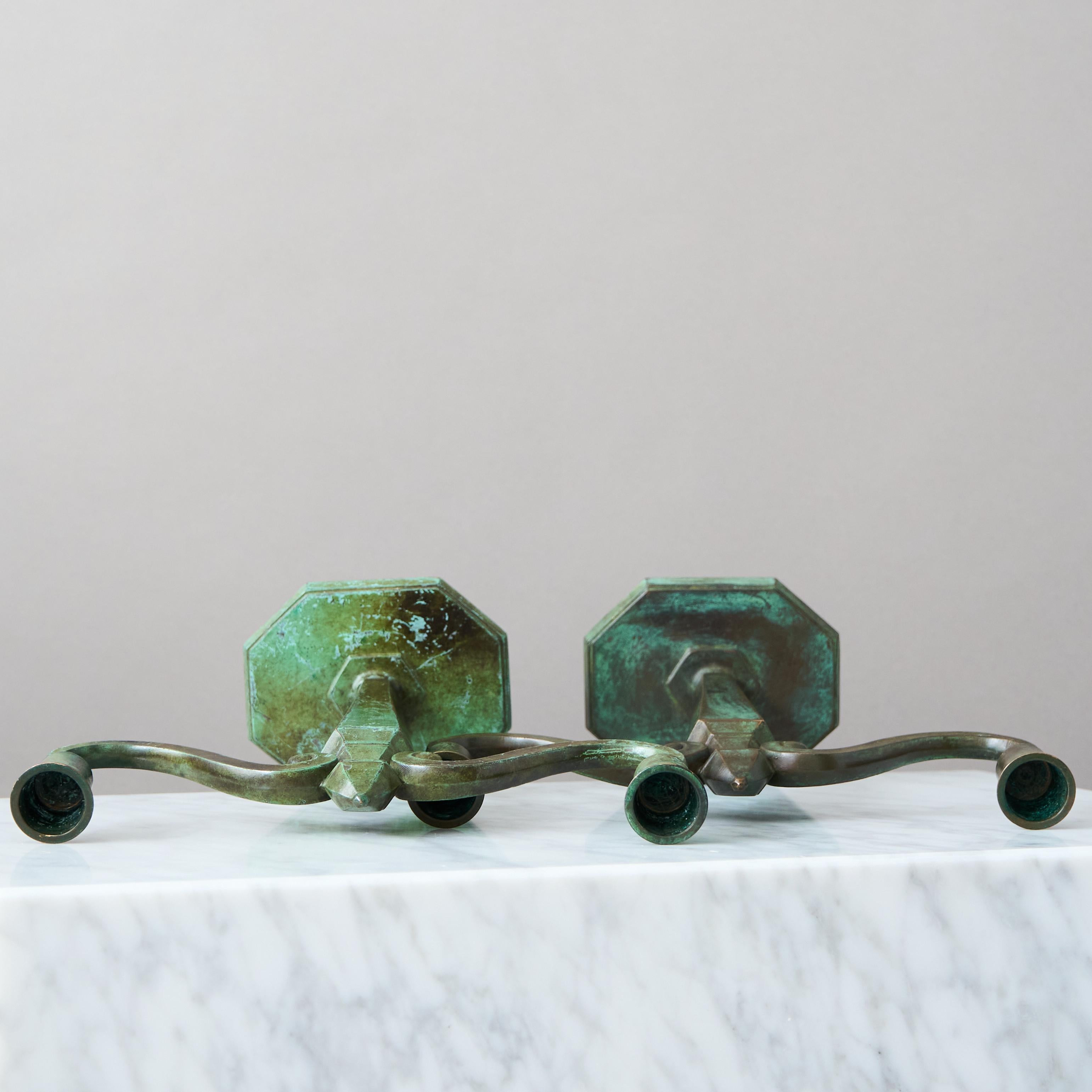 Paar Art-Déco-Kerzenständer aus Bronze von GAB Guldsmedsaktiebolaget, Schweden, 1930er Jahre (Schwedisch) im Angebot