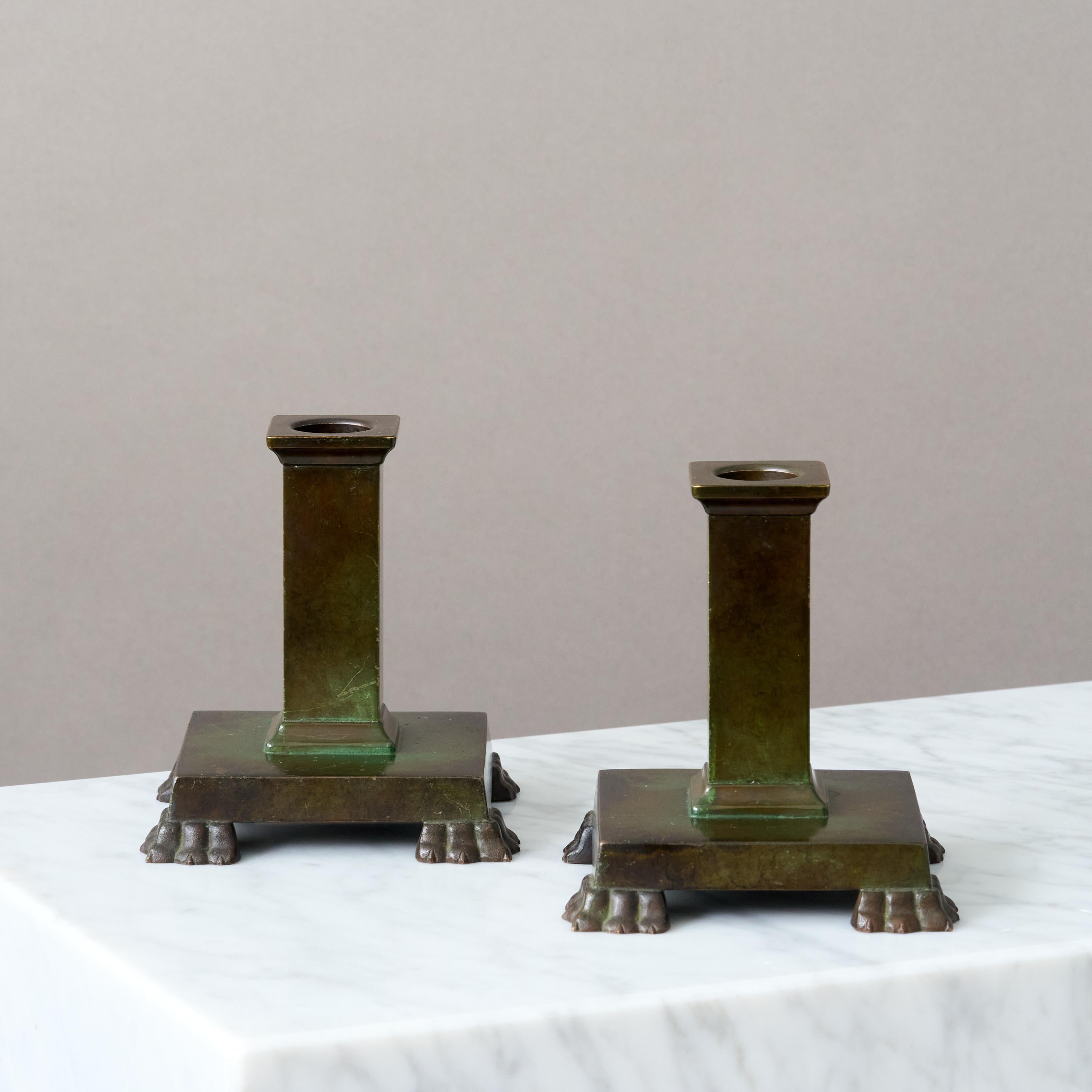 Svedese Coppia di candelieri Art Deco in bronzo di GAB Guldsmedsaktiebolaget, Svezia, anni '30 in vendita